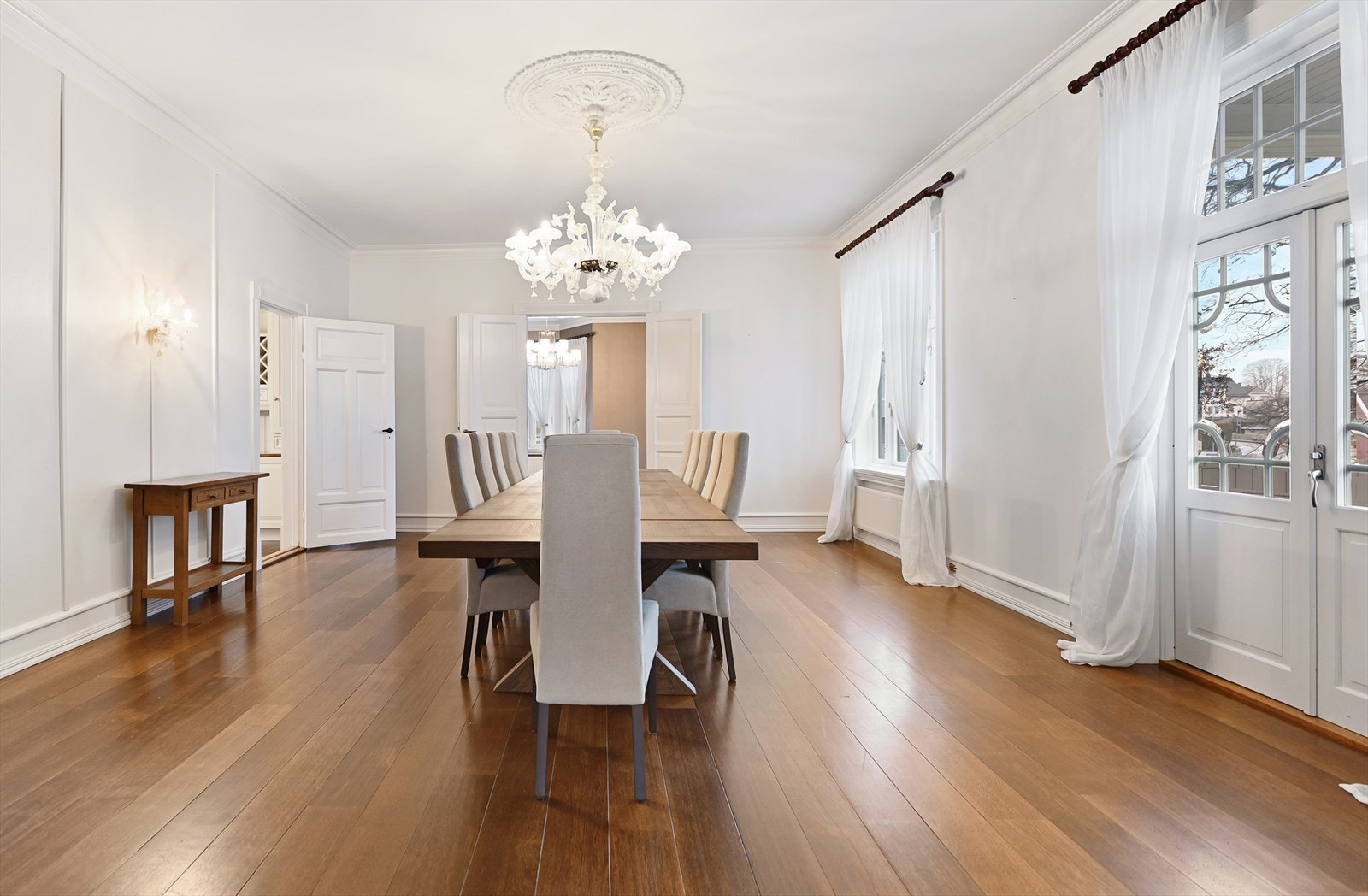 Fra spisestuen er det tofløyet dør med store glassfelt ut til overbygd veranda mot øst. Galleribilde