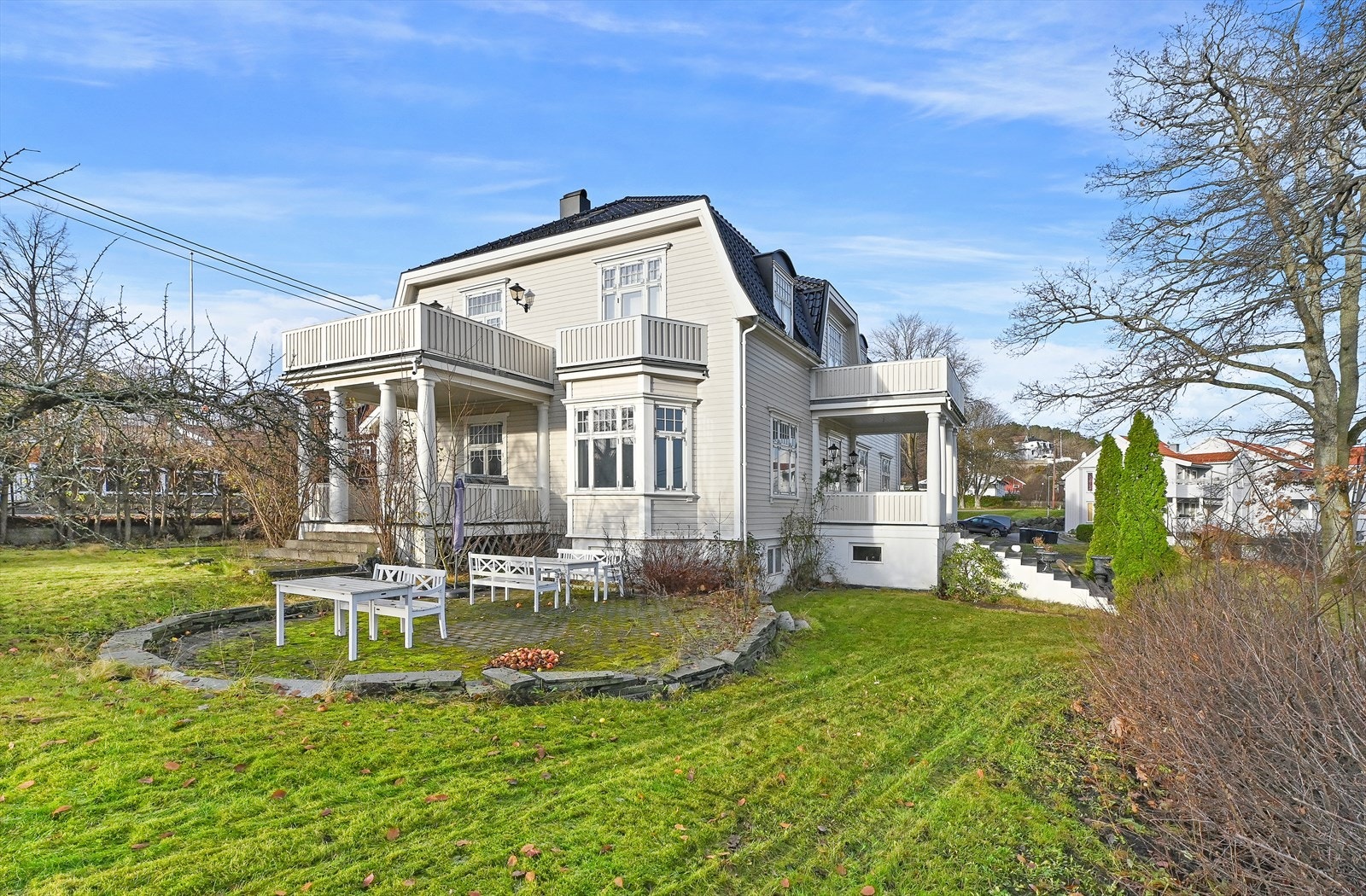 Det er flere hyggelige uteplasser, både på bakkeplan i hagen og på verandaer i boligens 1. og 2. etasje. Galleribilde