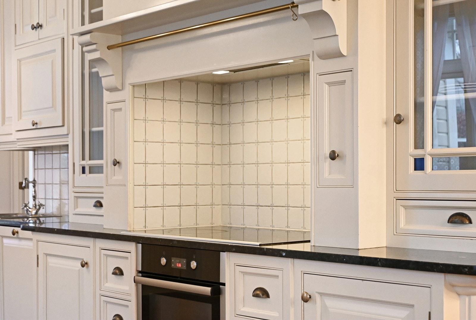 Kjøkkenet er utstyrt med integrerte hvitevarer. Galleribilde