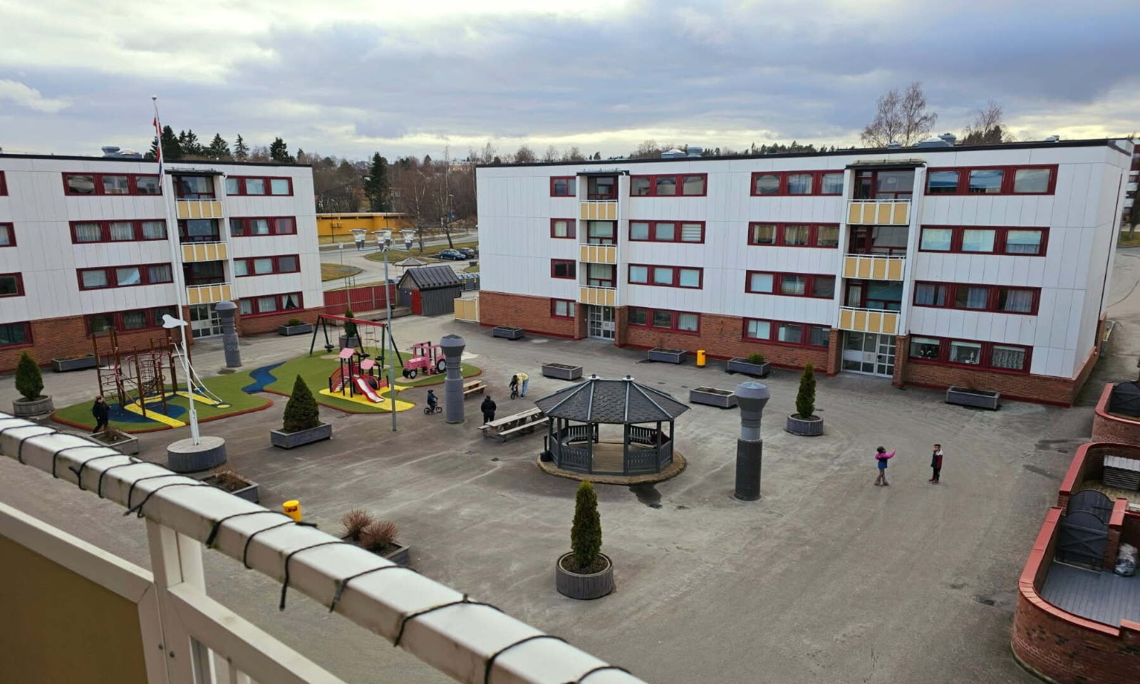 Lekeplass i tunet. Galleribilde