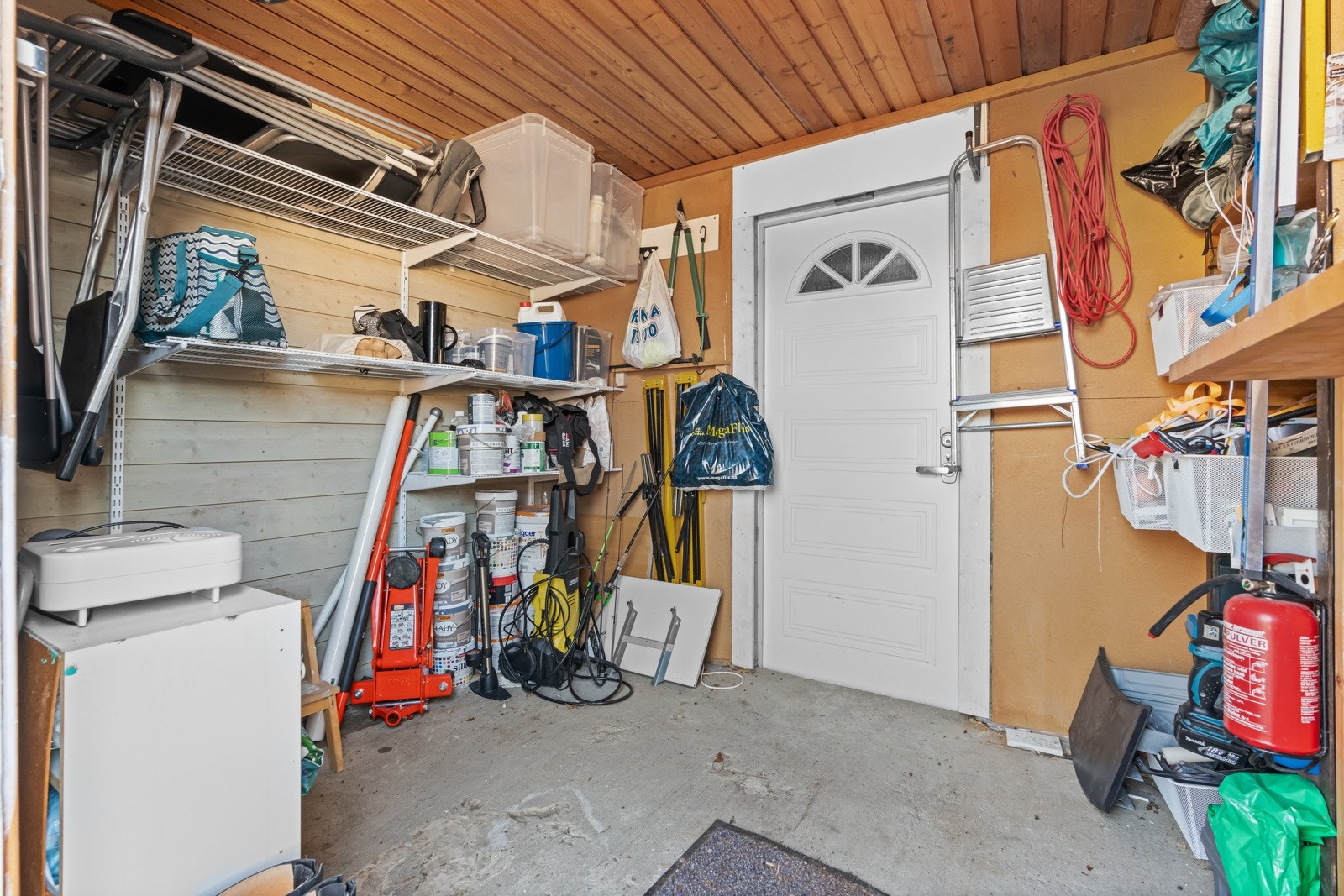 Fra terrassen er det tilgang til utebod på 7 kvm. Det er også tilgang til boden fra carporten. Galleribilde