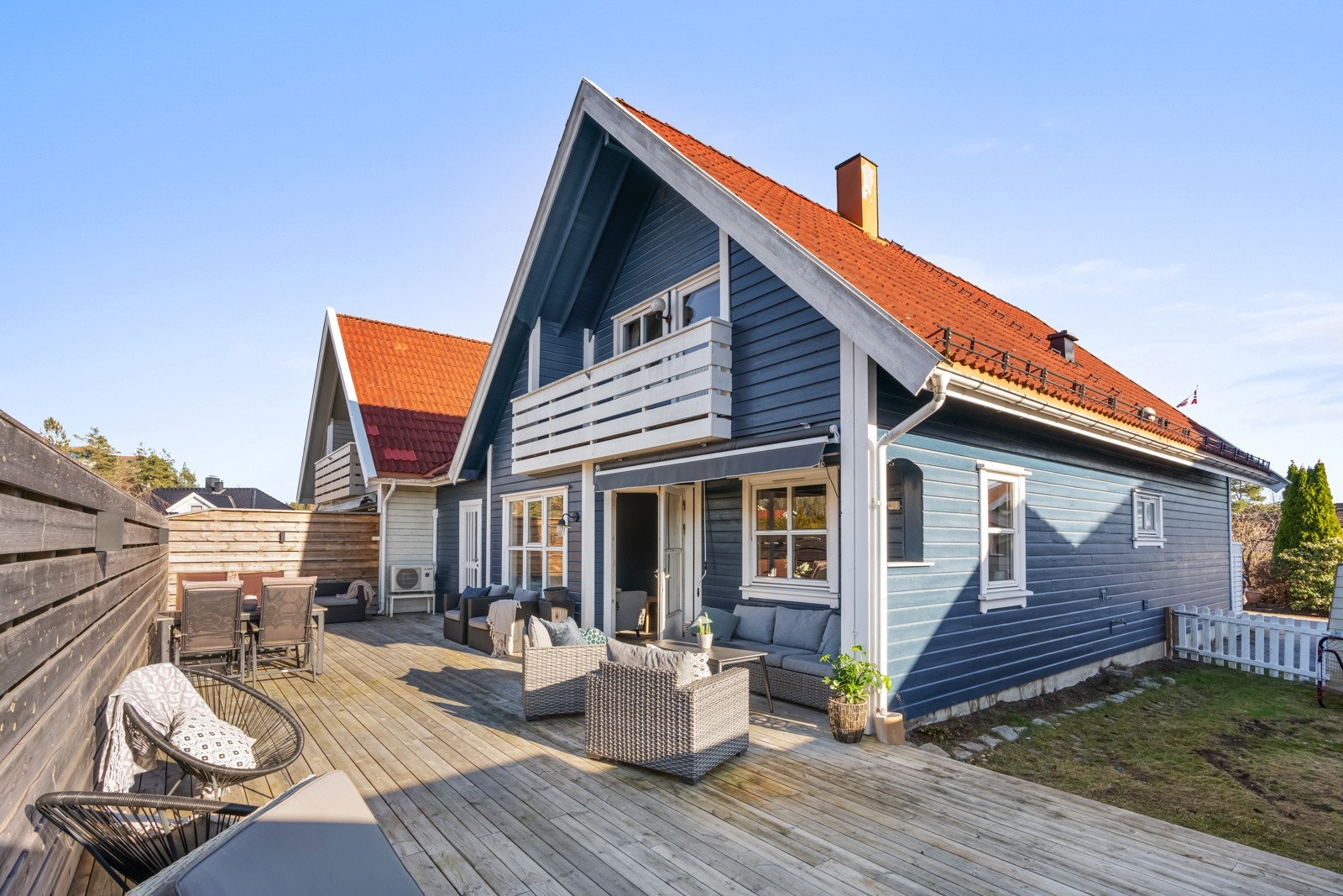 Tiltalende og innholdsrik enebolig i kjede. Huset ligger på et veletablert og hyggelig tun i barnevennlige omgivelser. Galleribilde