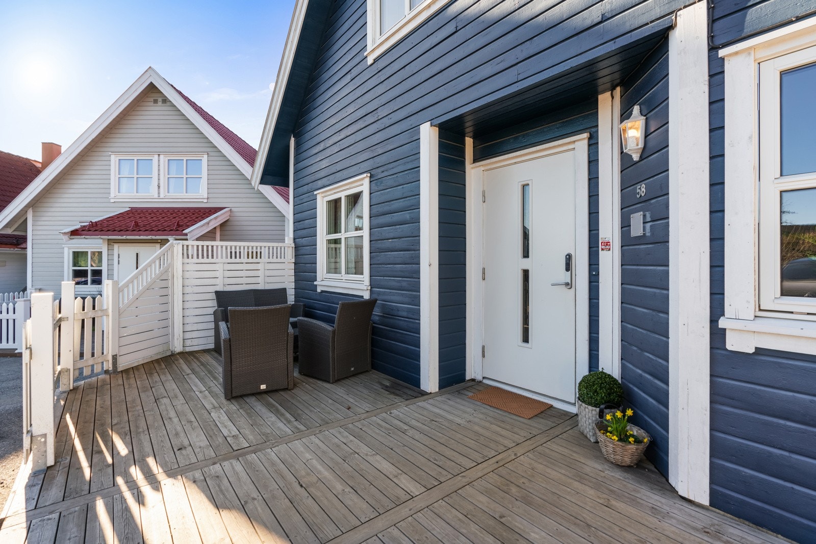 Hyggelig inngangsparti med solrik uteplass. Galleribilde