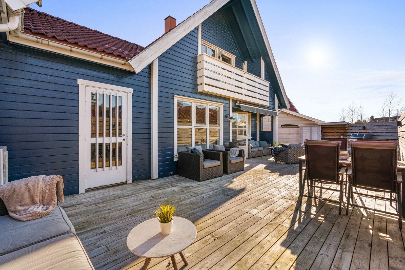 Solen kan nytes fra tidlig morgen til sen kveld på en av de to solrike uteplassene Galleribilde