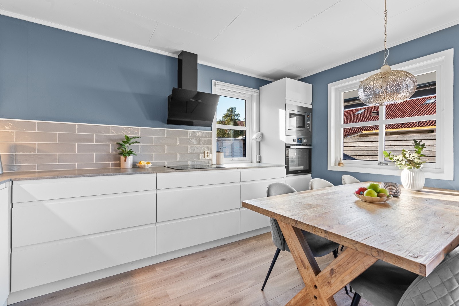 Vindu over kjøkkenbenken slipper inn godt med lys og skaper en fin atmosfære på kjøkkenet. Galleribilde