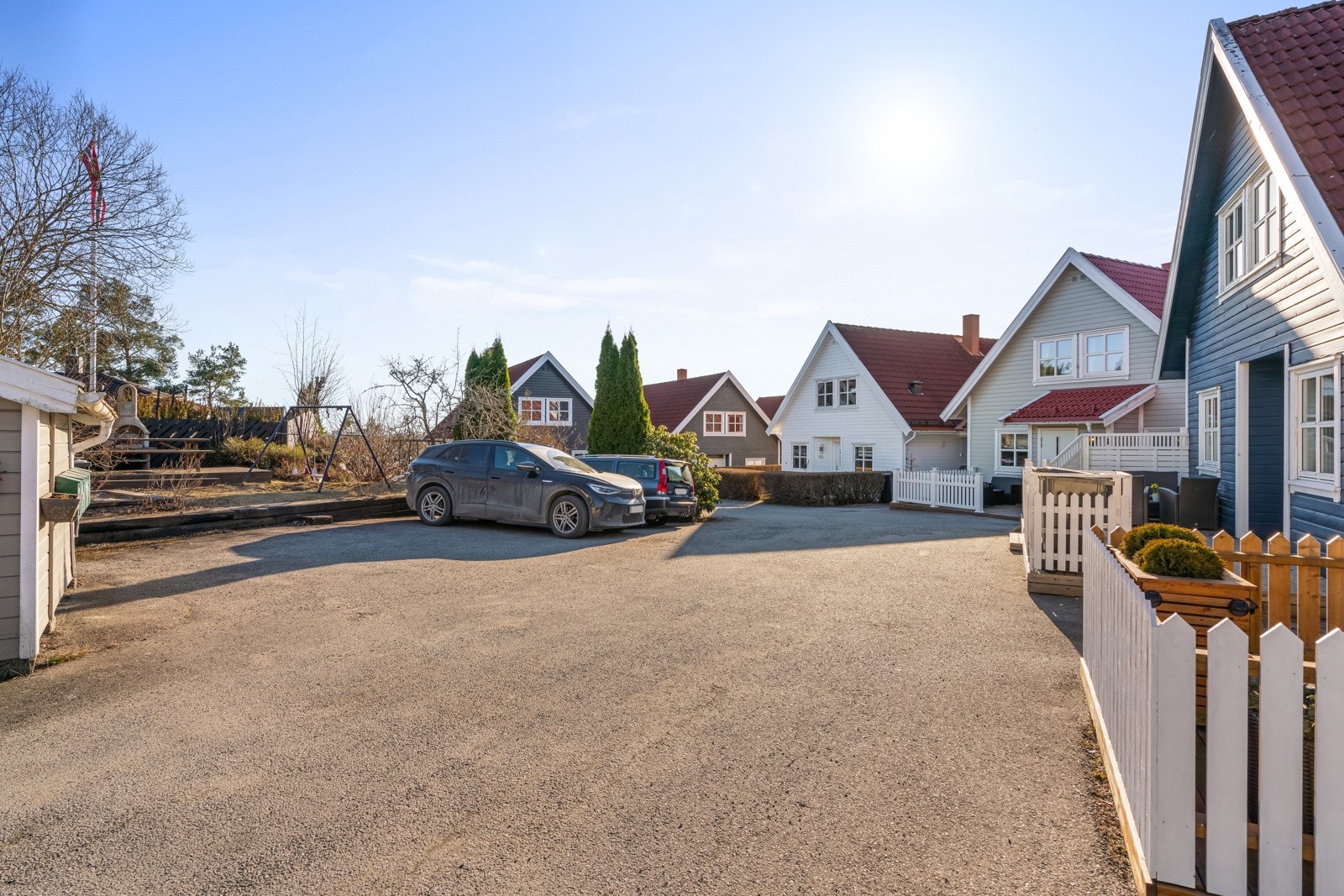 Felles parkeringsplasser foran boligene Galleribilde