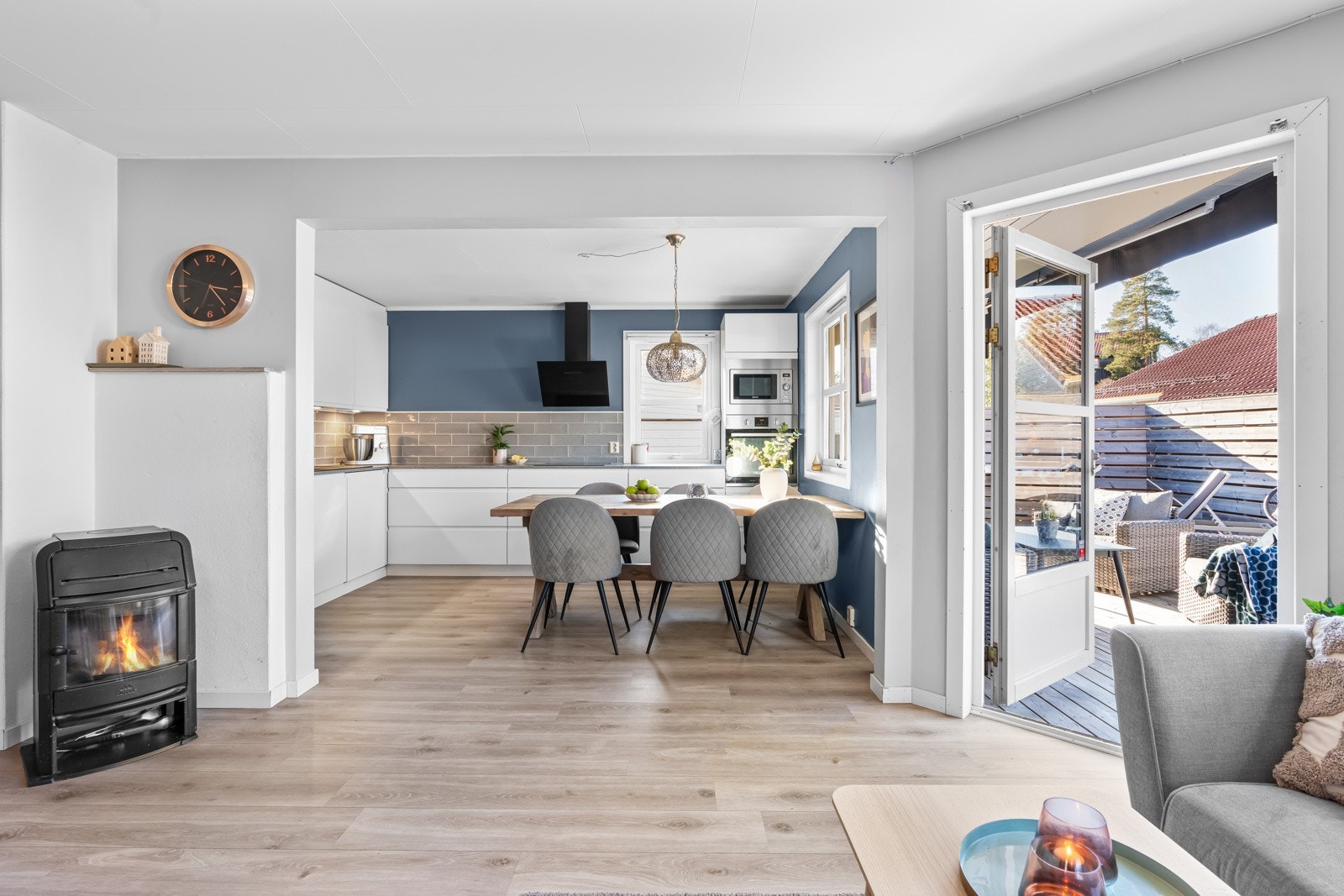 Solen kan nytes fra tidlig morgen til sen kveld på en av de to solrike uteplassene Galleribilde