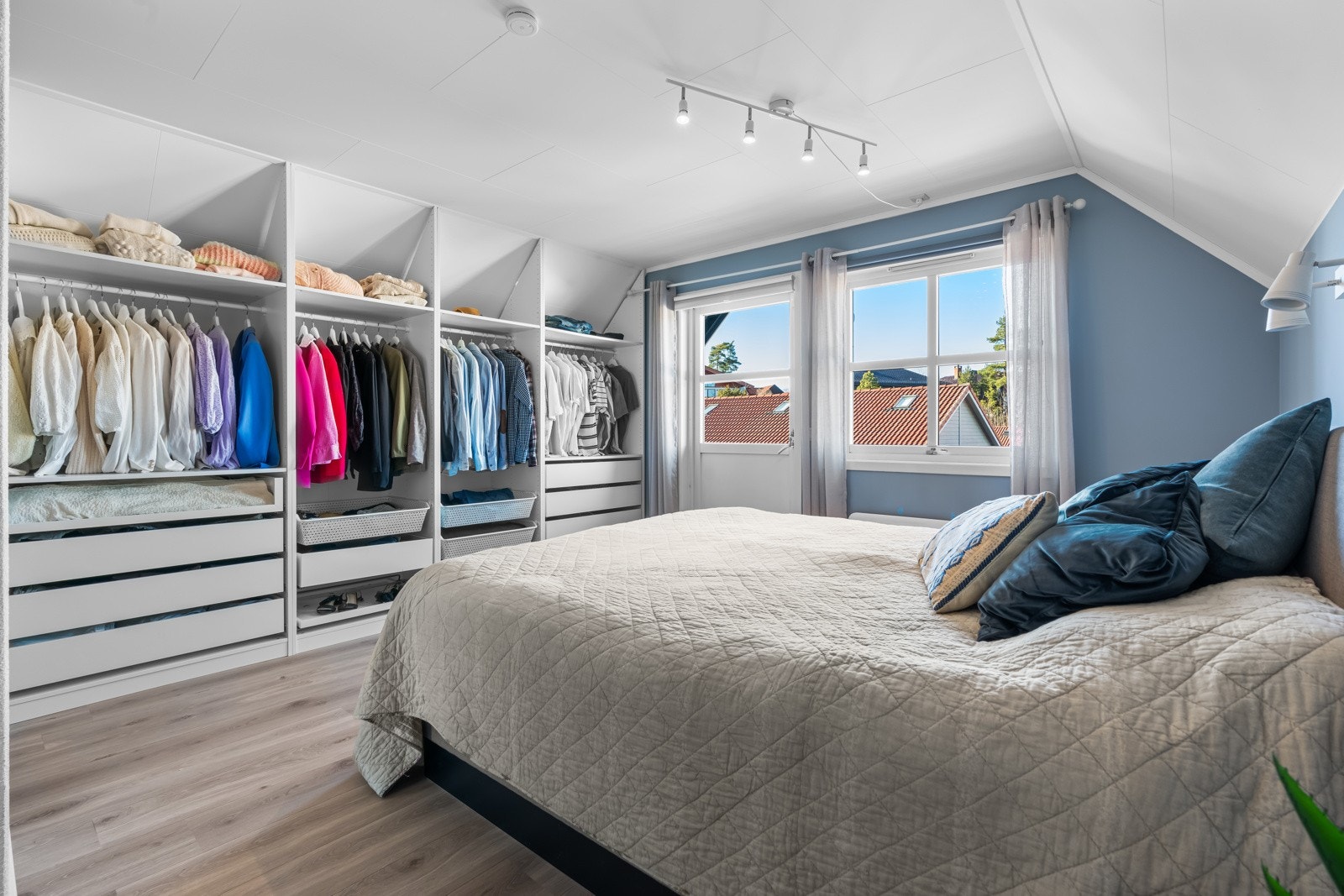 Hovedsoverommet er av generøs størrelse og det er god plass til dobbeltseng. Galleribilde