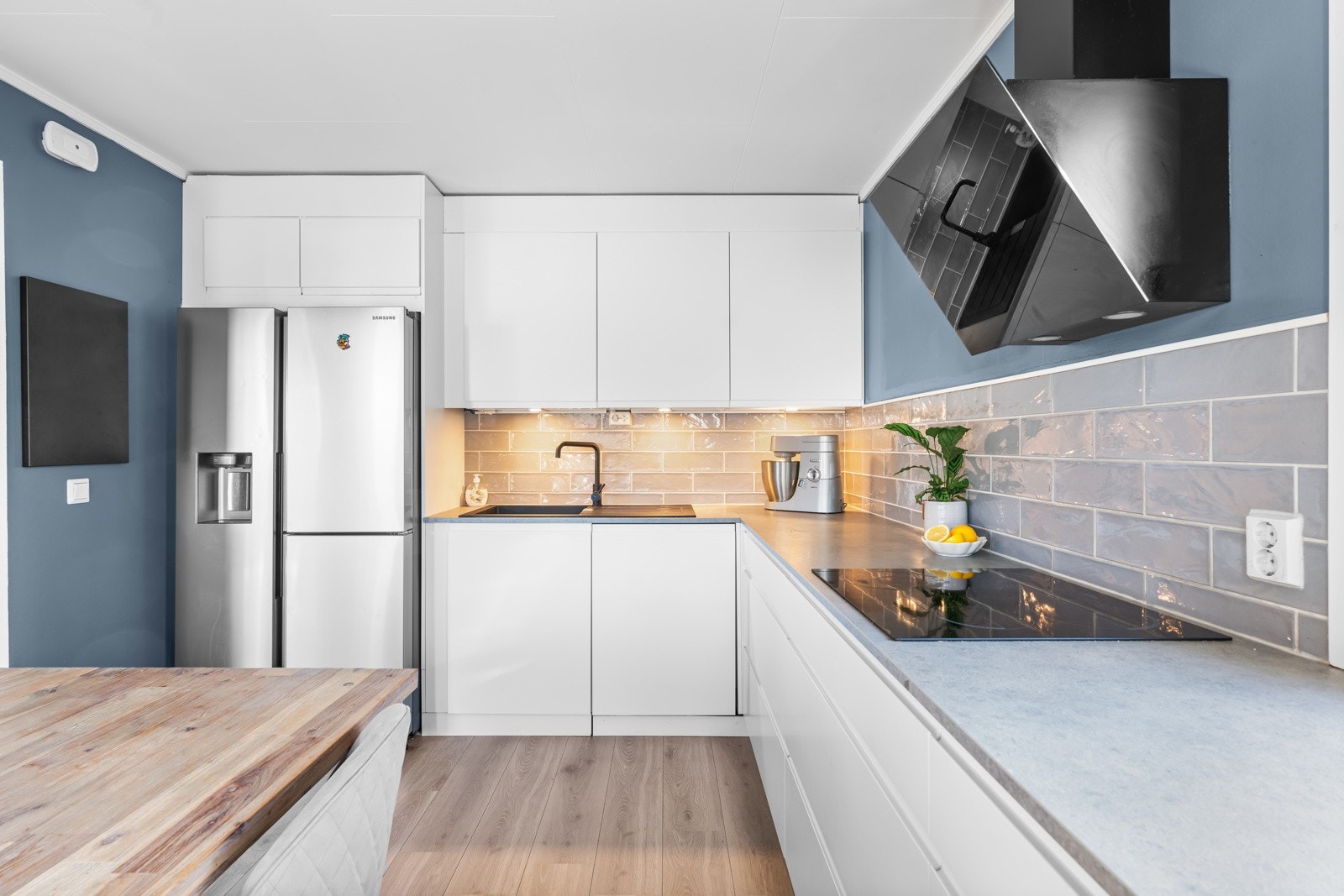 Det er godt med både skap- og benkeplass. Galleribilde