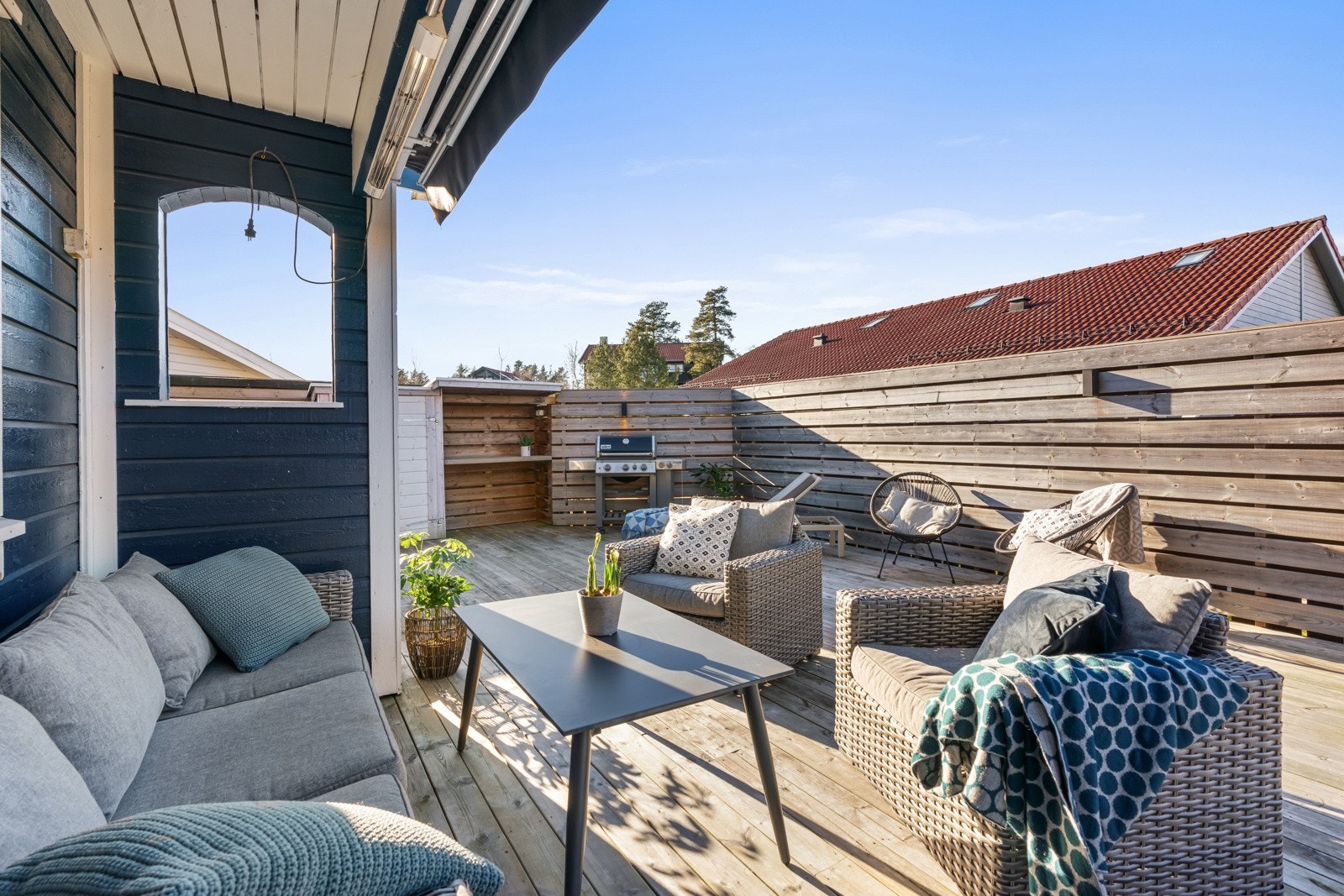 Terrassen har meget god plass til både sofalounge, stort spisebord, solsenger og grill. Galleribilde