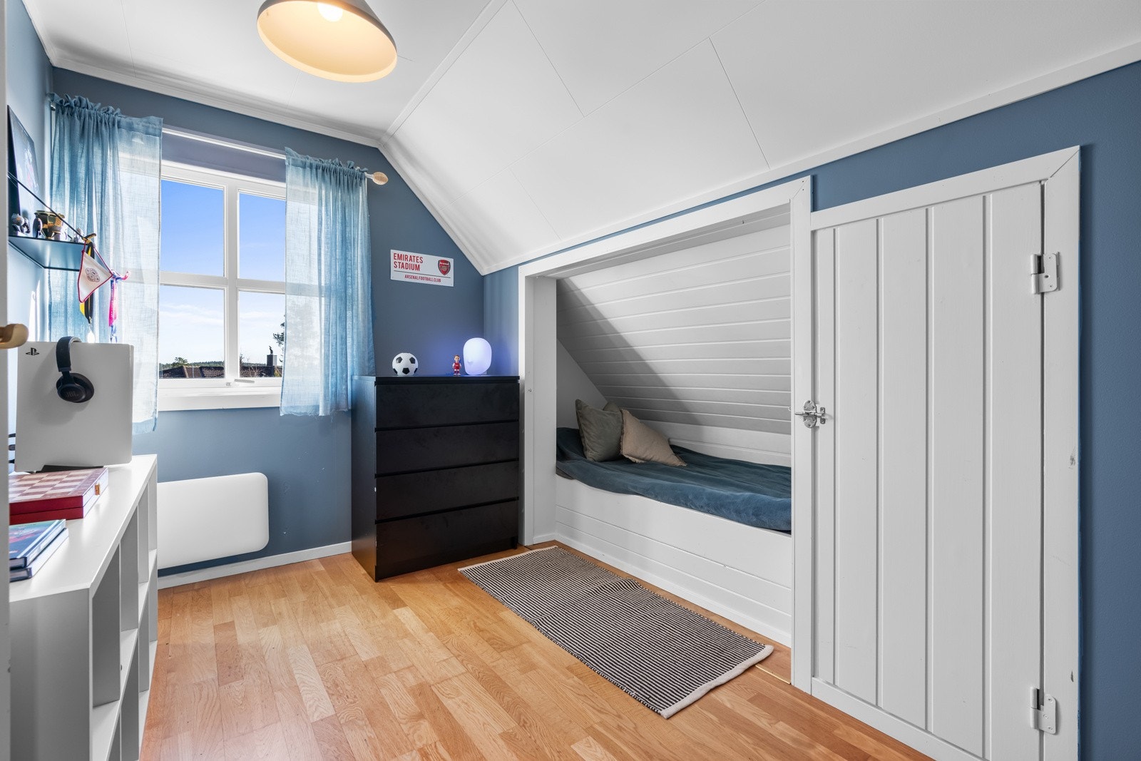 De andre to soverommene har innbygget plass for seng/sofa. Rommene har oppbevaring i kneloft. Galleribilde