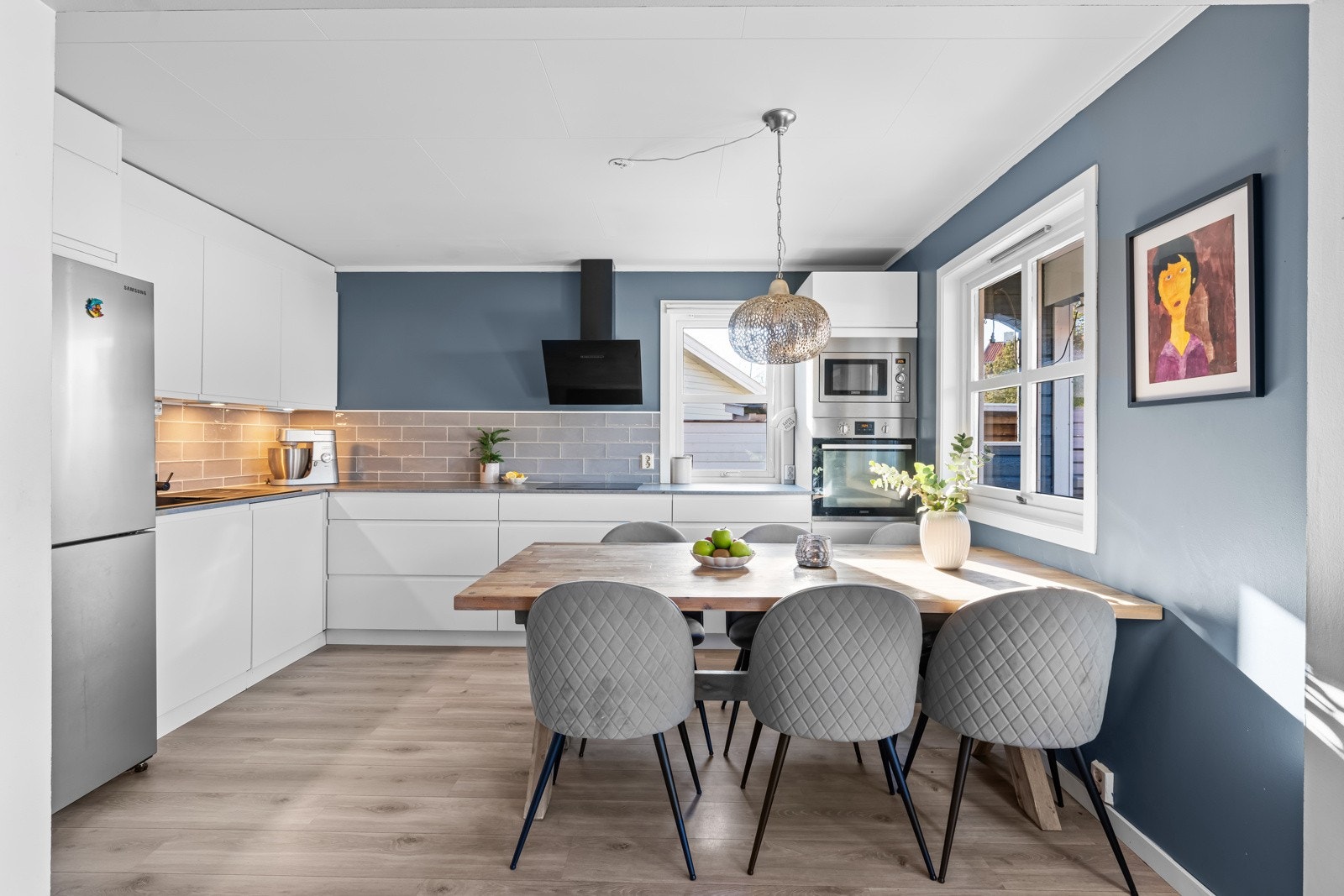 Kjøkkenet er behagelig tilbaketrukket fra stuen og har en innholdsrik og tidsriktig innredning fra 2020. Galleribilde