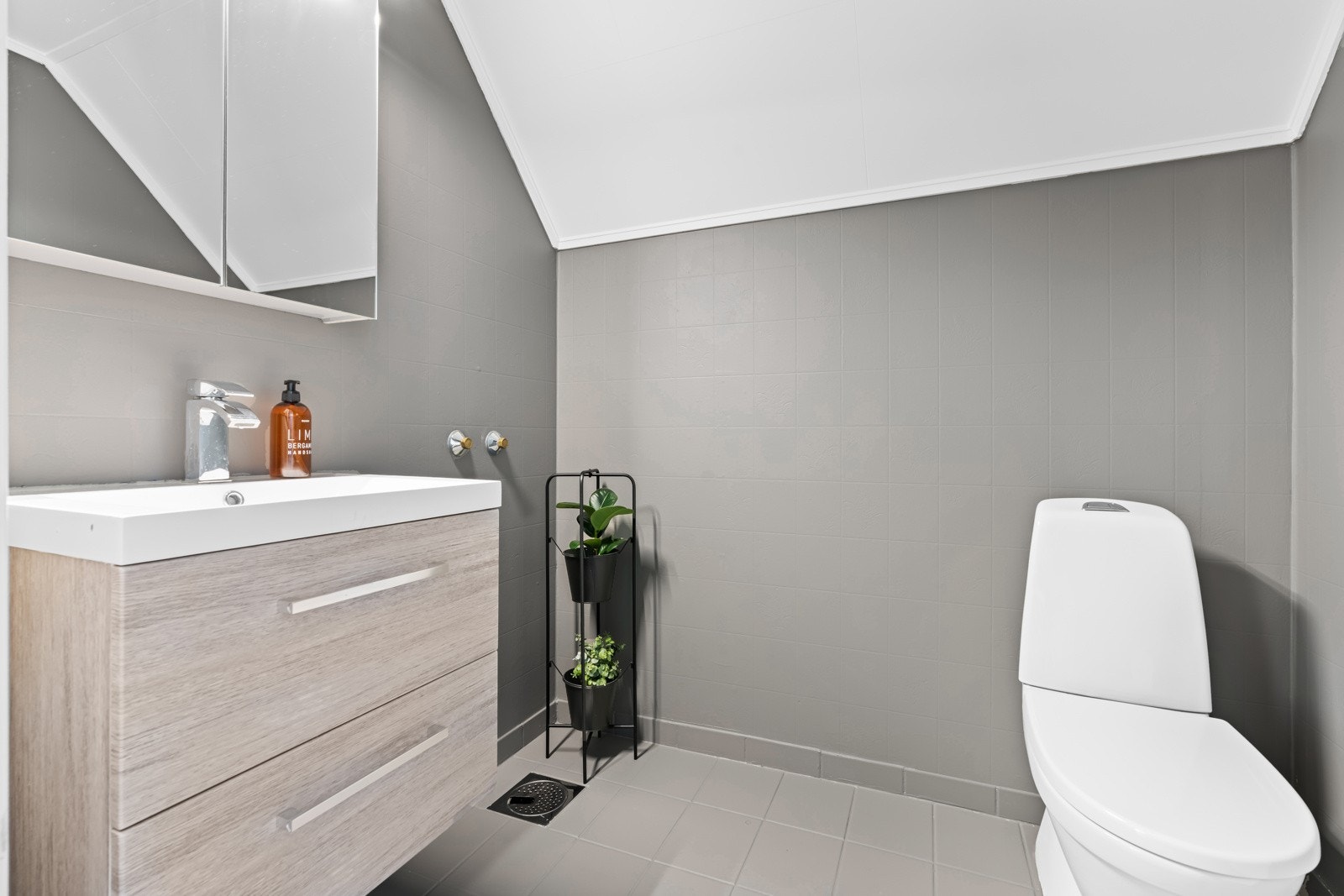 Baderommet i denne etasjen har tilgang fra gangen. Innredet med wc og servant. Galleribilde