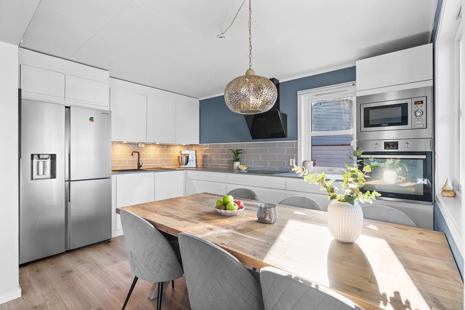 Kjøkkenet har plass til stort spisebord. Galleribilde