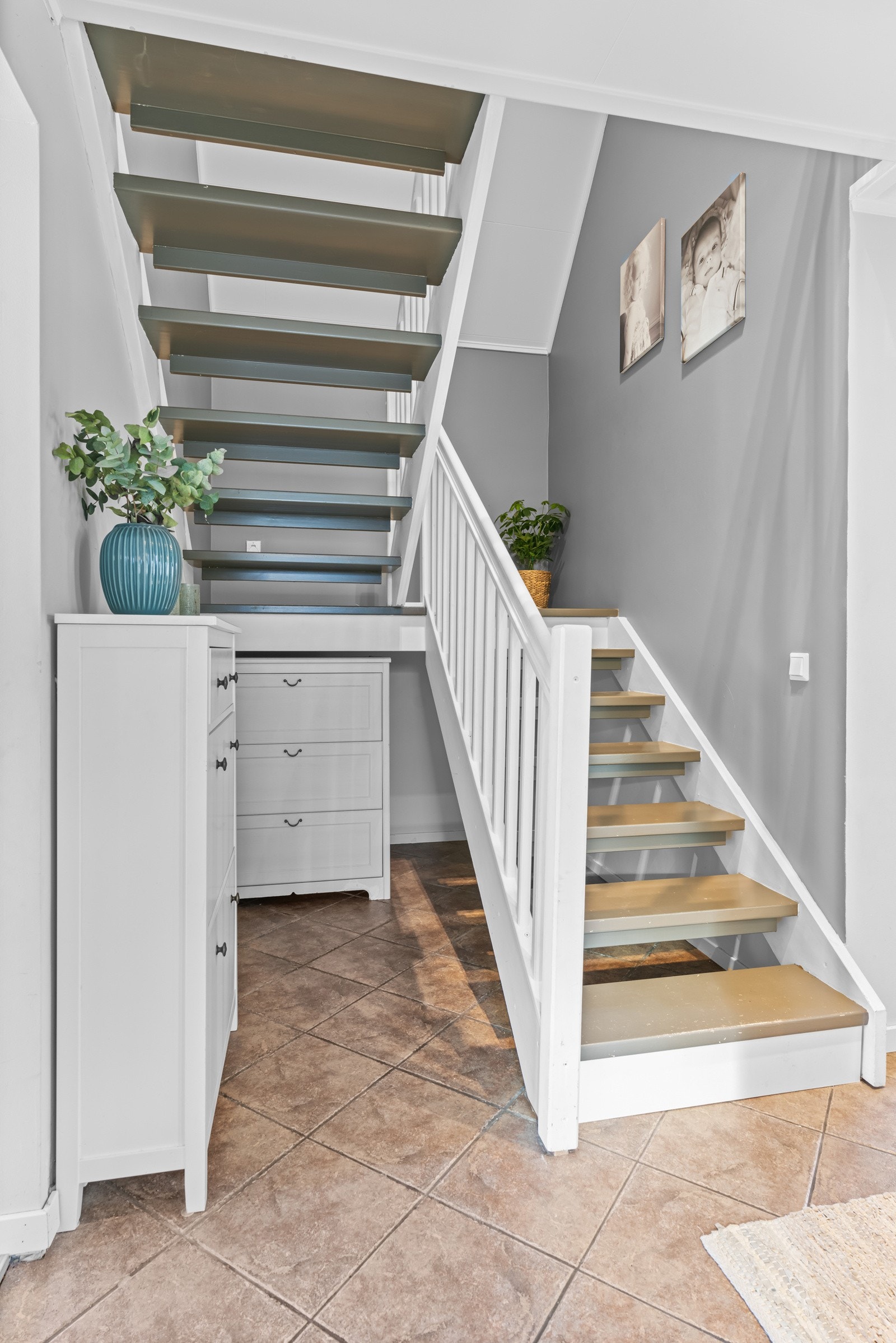 Under trappen er det gode muligheter for ytterligere oppbevaringsmuligheter hvis ønskelig. Galleribilde