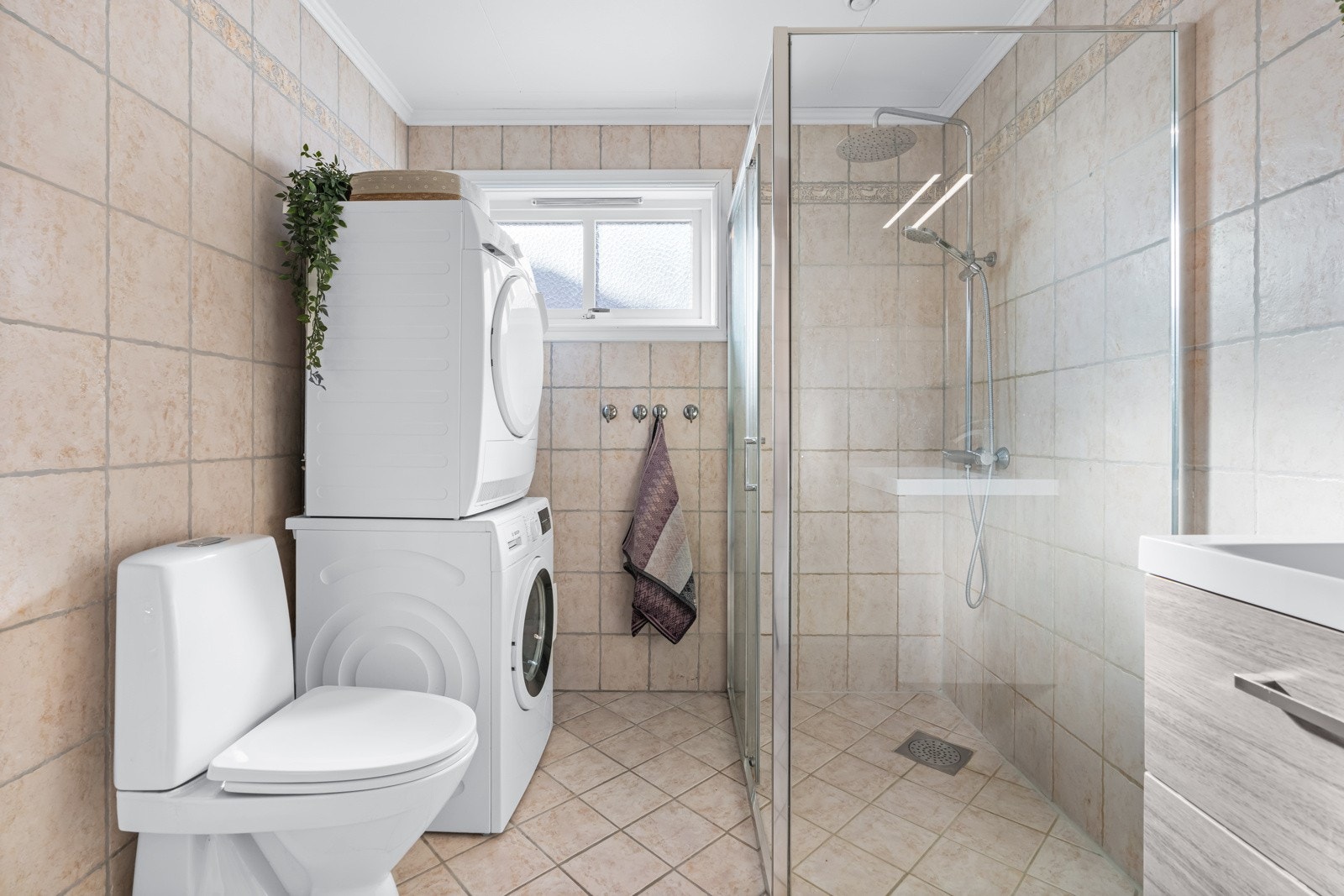 Baderommet er av god størrelse og har opplegg for vaskemaskin. Galleribilde