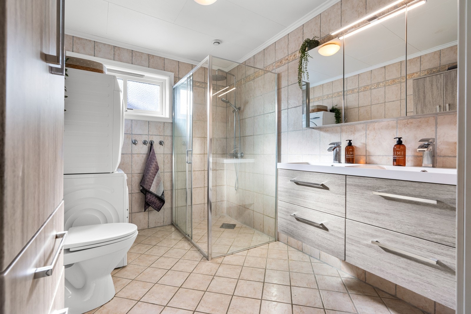 Boligens hovedbaderom har tilgang fra gangen. Galleribilde