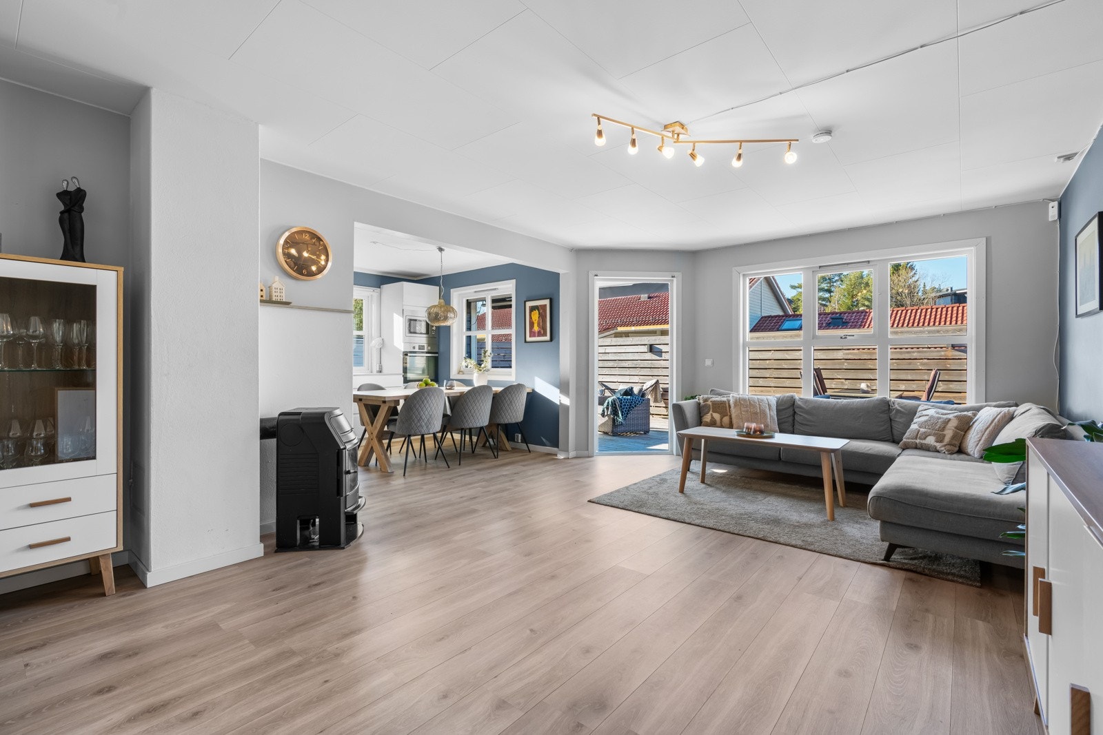 Stuen er lys og luftig og har åpen kjøkkenløsning. Galleribilde