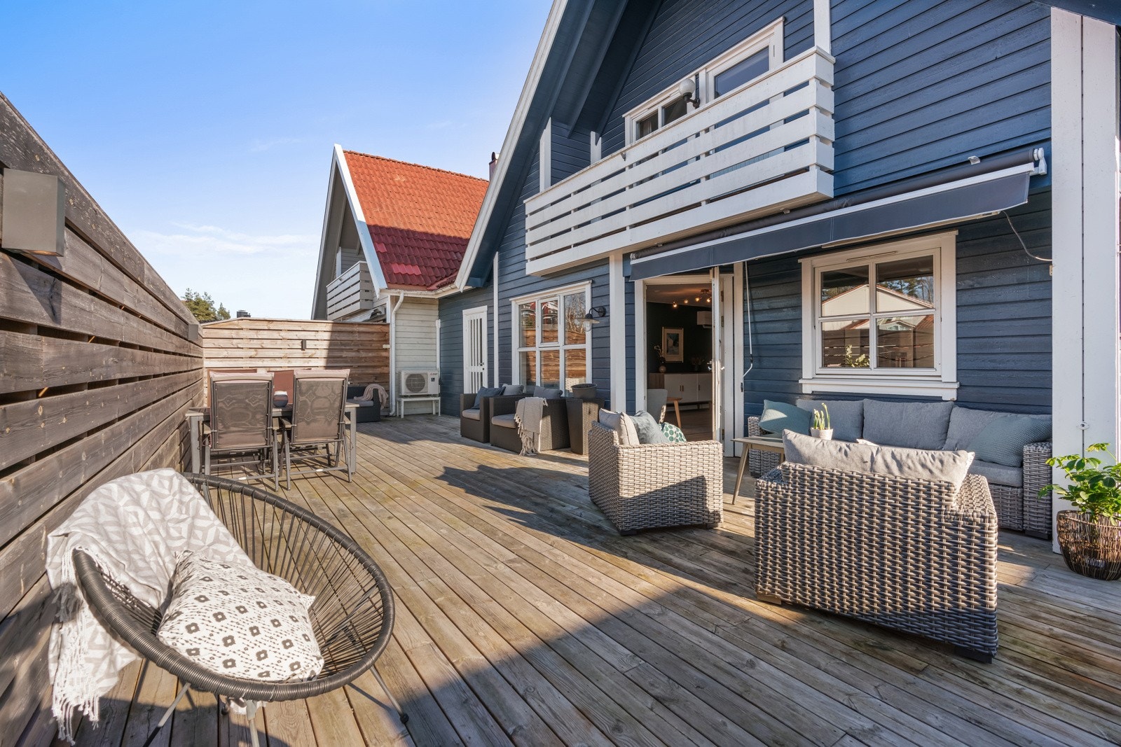 Rundt hjørnet har man liten hageflekk, et perfekt sted for en trampoline. Galleribilde