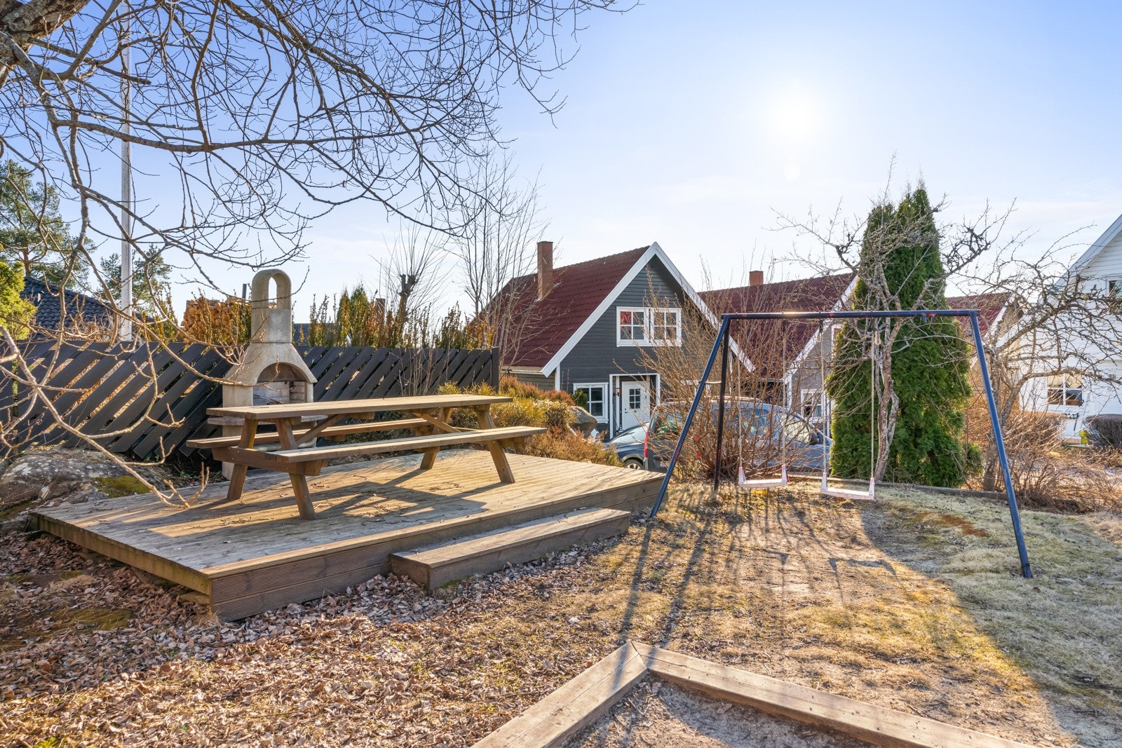 Ute på tunet er det opparbeidet uteplass og lekeplass for de minste Galleribilde