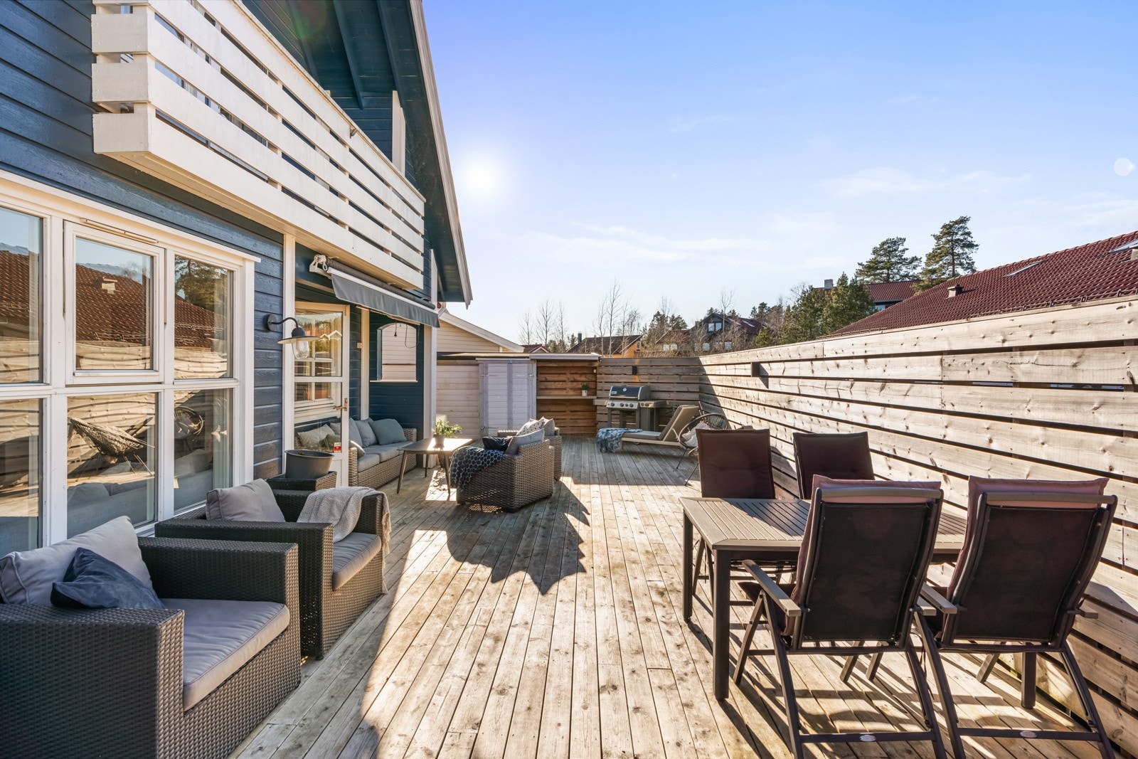 Terrassen på baksiden av huset er på hele 66 kvm Galleribilde