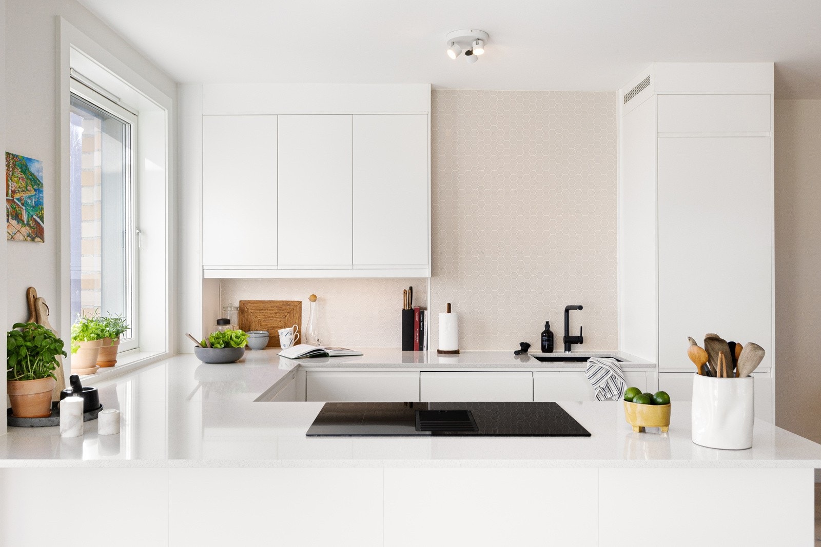 Kjøkkenet er utstyrt med en stilren Epoq kjøkkeninnredning fra 2022, med glatte fronter som gir et moderne og minimalistisk uttrykk. Galleribilde