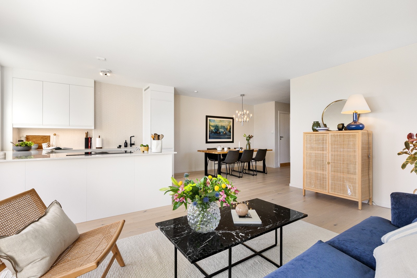 Her er det god plass til både sofaseksjon med tilhørende møblement samt et stort spisebord, perfekt for både avslapning og sosiale sammenkomster. Galleribilde