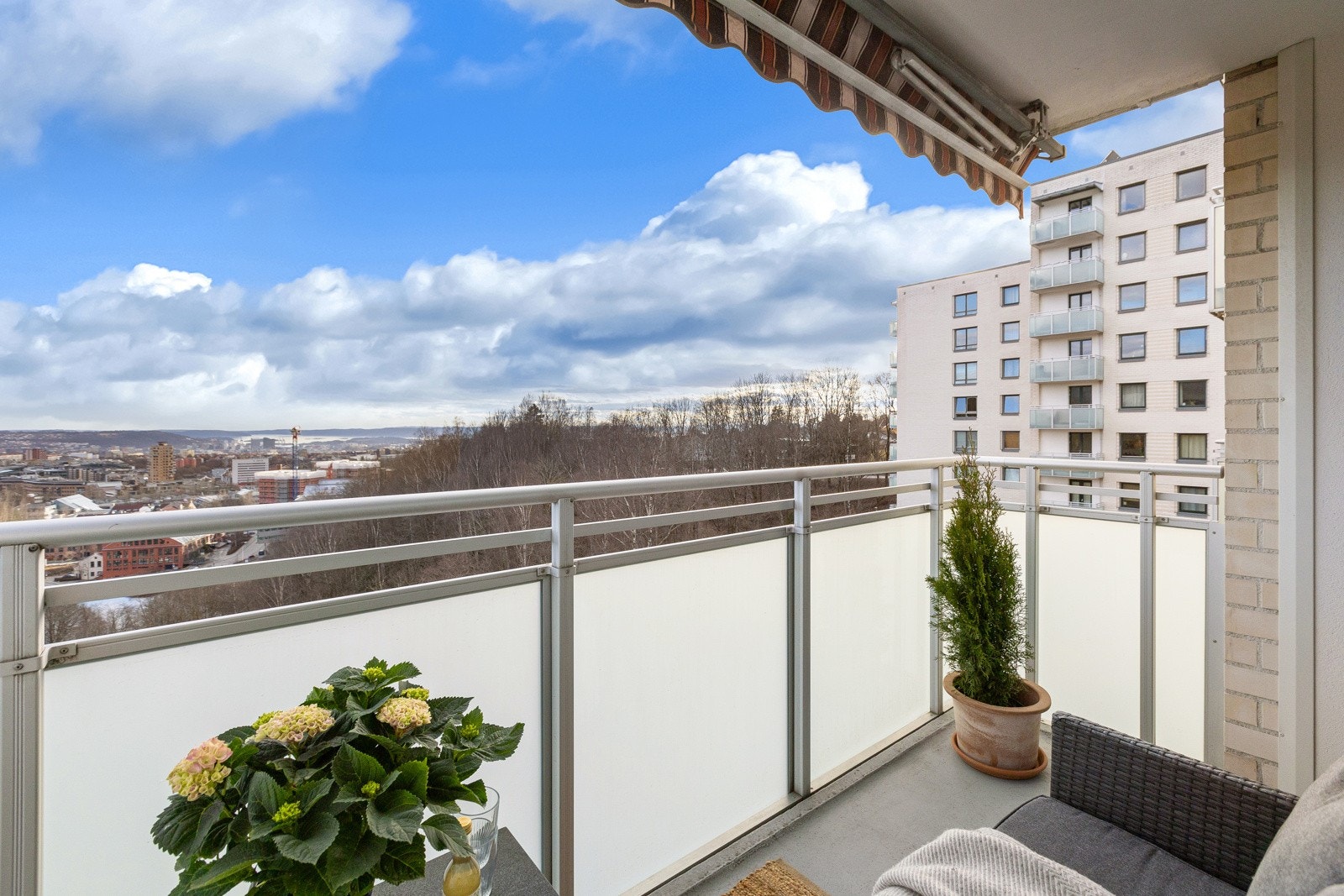 Balkongen er utstyrt med en markise som gir skjerming mot solen, samt et stilfullt rekkverk i glass som både gir en moderne touch. Galleribilde