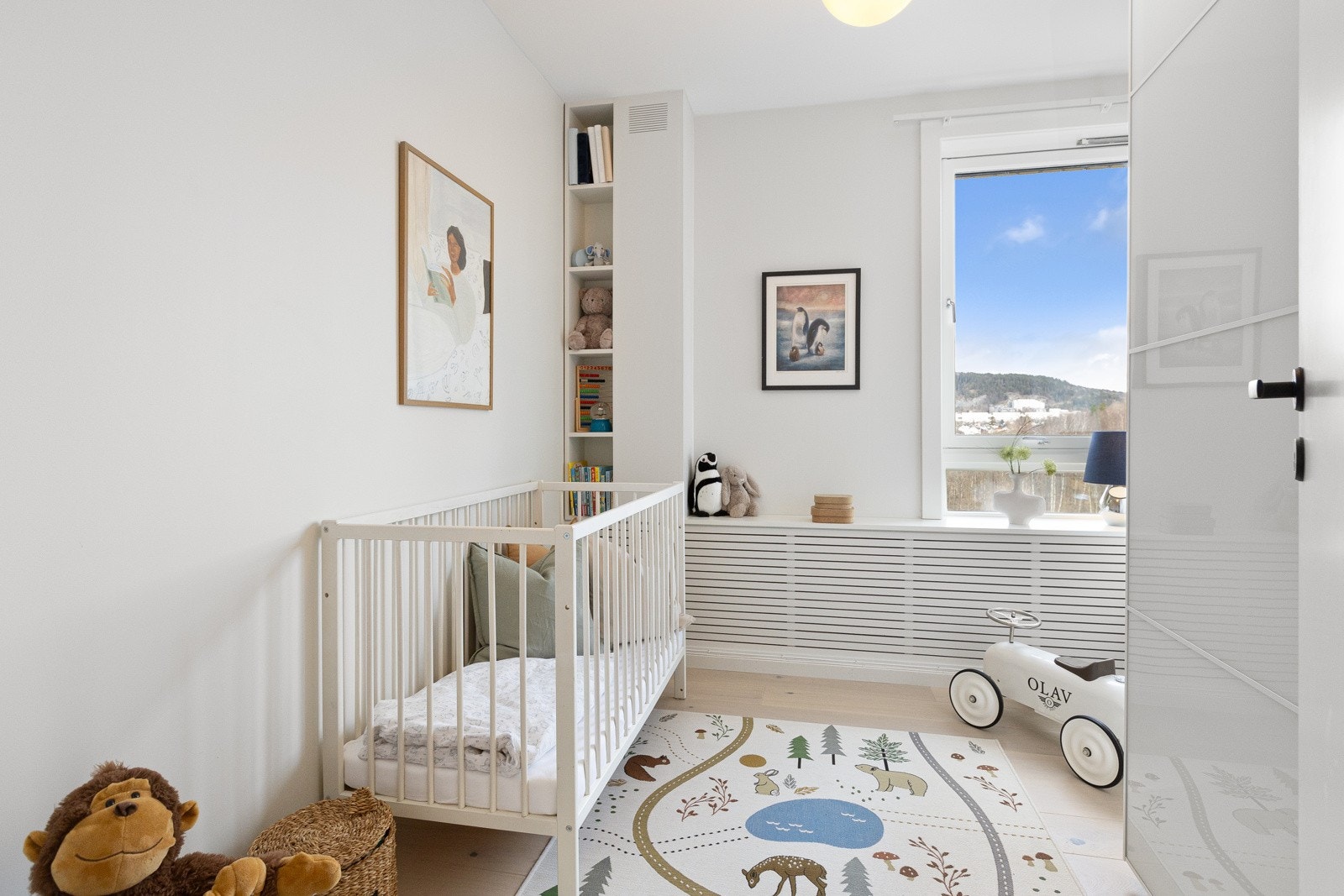 På begge rommene er det radiatorer, som i likhet med stuen, ble elegant innfelt i radiatorskjulere i 2022. Galleribilde
