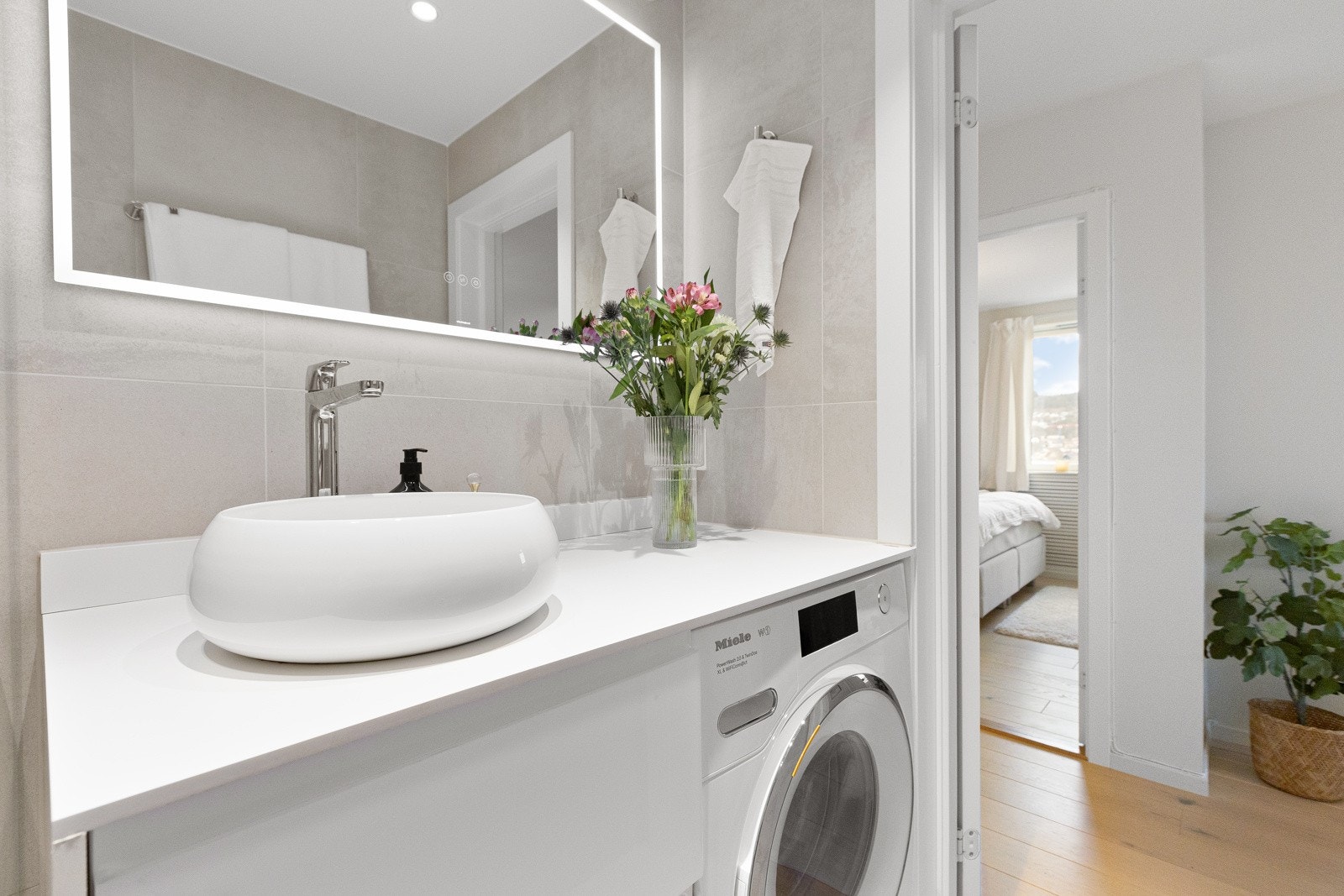På badet er det opplegg for vaskemaskin, og den medfølger i salget. Vannforsyningen leveres via felles varmtvann. Galleribilde