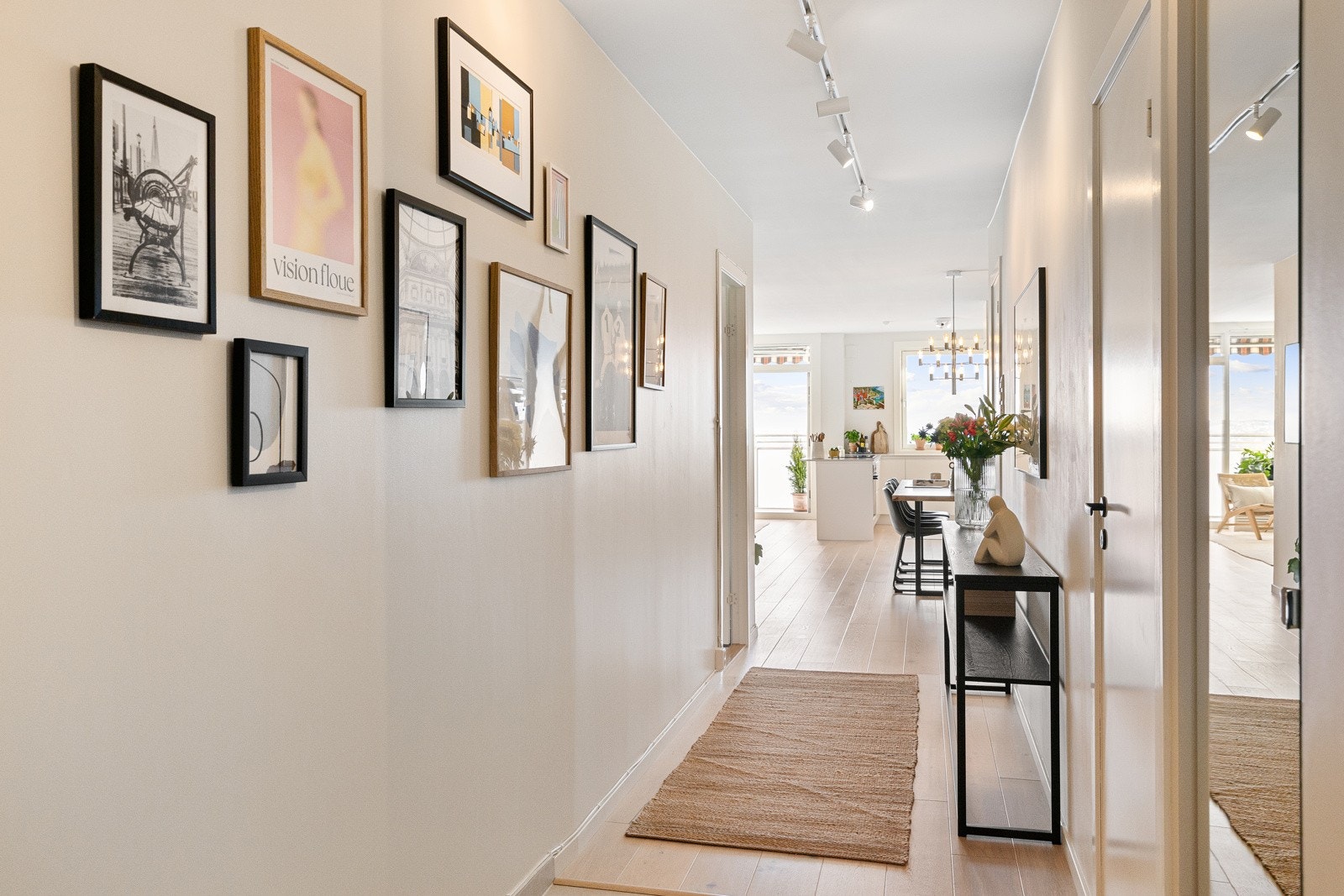 Ved ankomst møter du en lys og innbydende entré som setter tonen for resten av leiligheten. Galleribilde