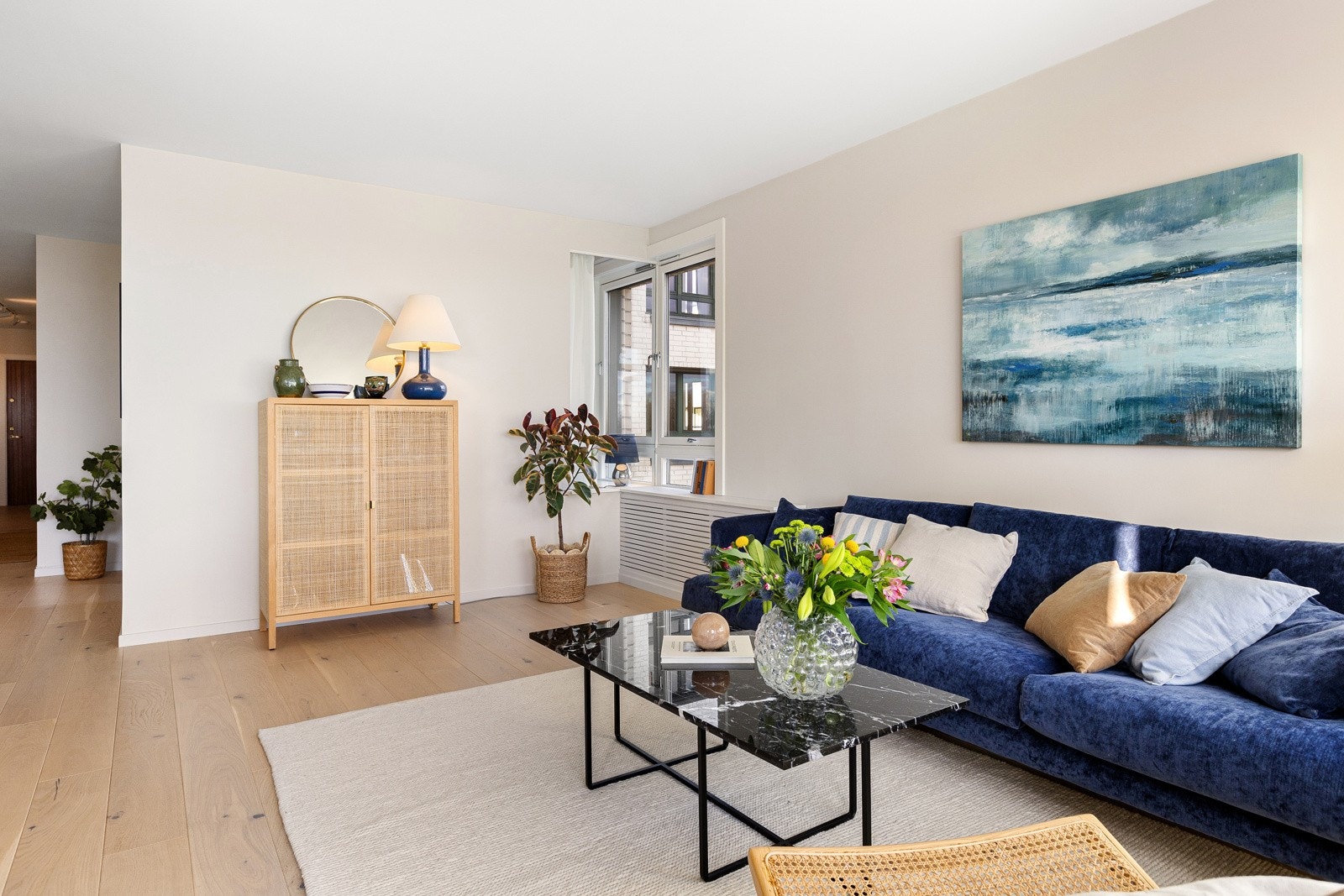 Radiatorene er koblet til fjernvarmeanlegget og ble, i forbindelse med renoveringen, elegant bygget inn med stilige radiatorskjulere Galleribilde