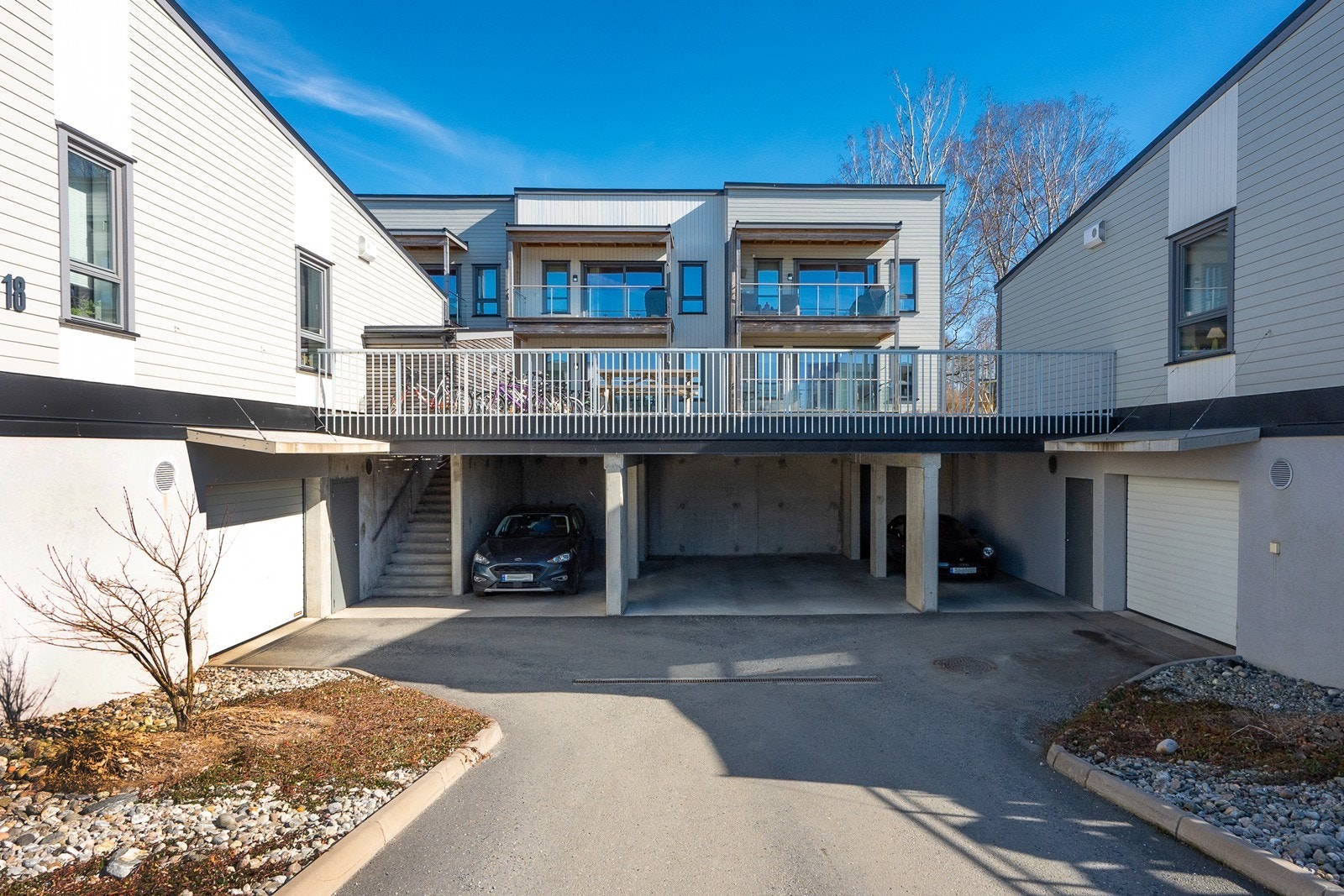 Det er enkel adkomst fra carport klargjort for montering av elbillader. Galleribilde