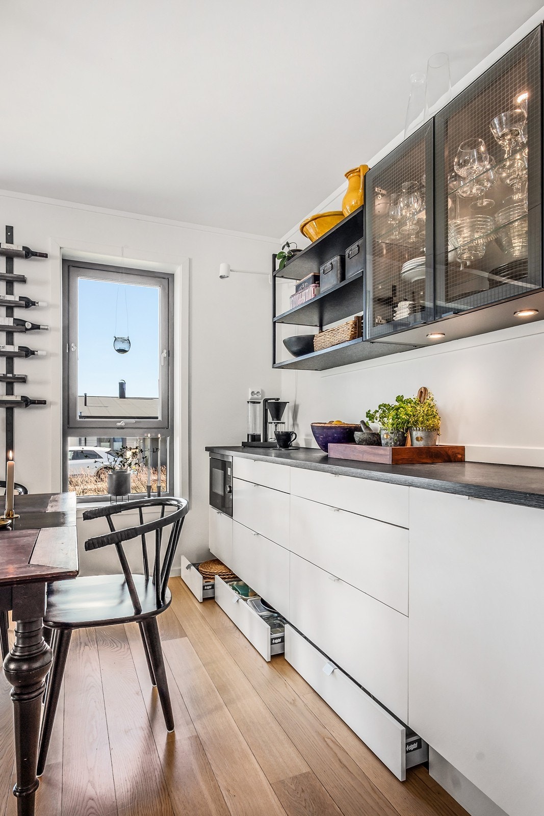 Kjøkkenet har smart løsning med oppbevaring i sokkelskuffer, og det er downlights under overskap. Galleribilde