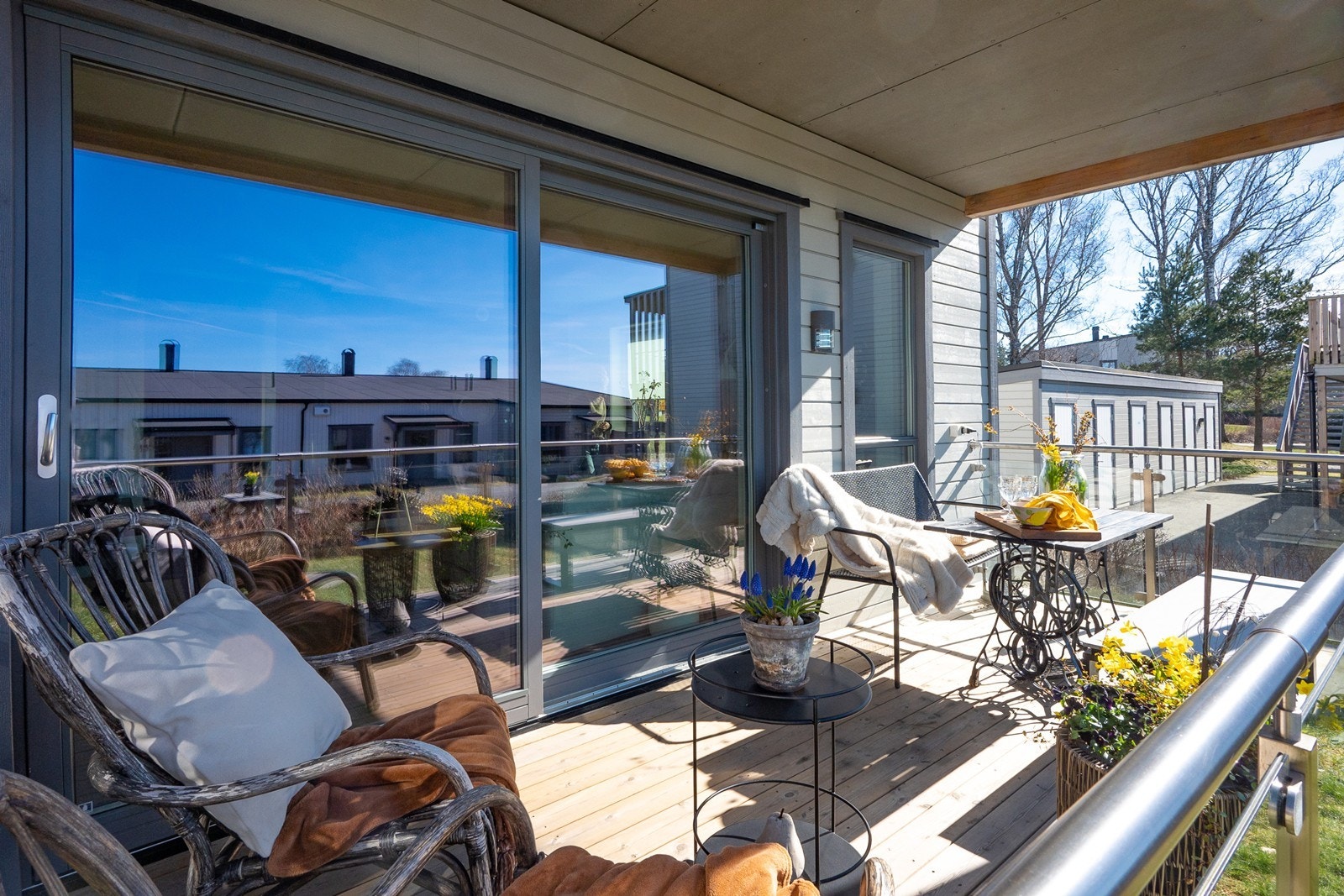 Her har man sol hele dagen, med naturlig skjerming fra overbygg. Nyt terrasselivet i sittemøblement eller ved et spisebord. Galleribilde
