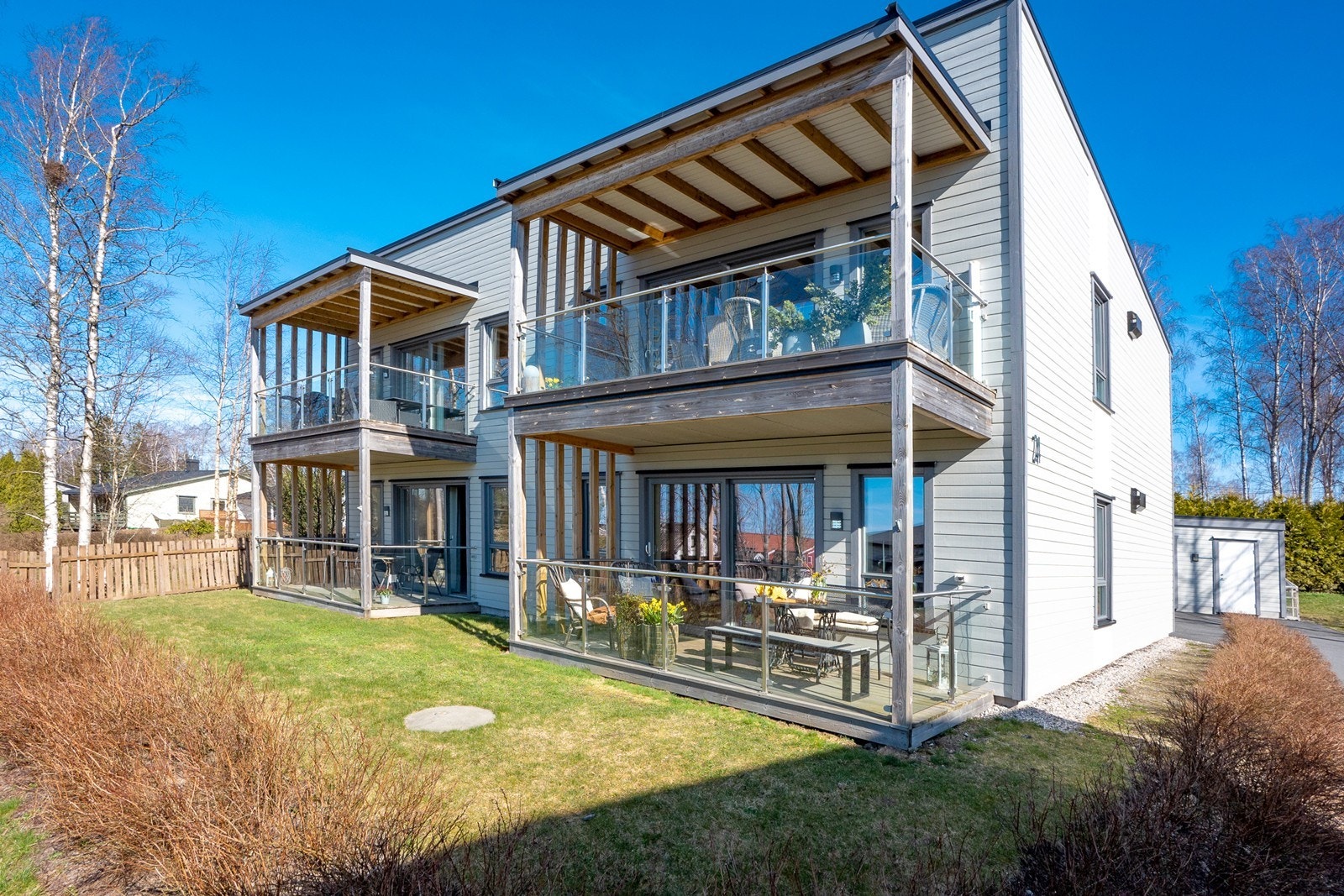 Leiligheten ligger i et tilbaketrukket og rolig boligområde, og samtidig meget sentralt mot by, turområder og vann. Galleribilde