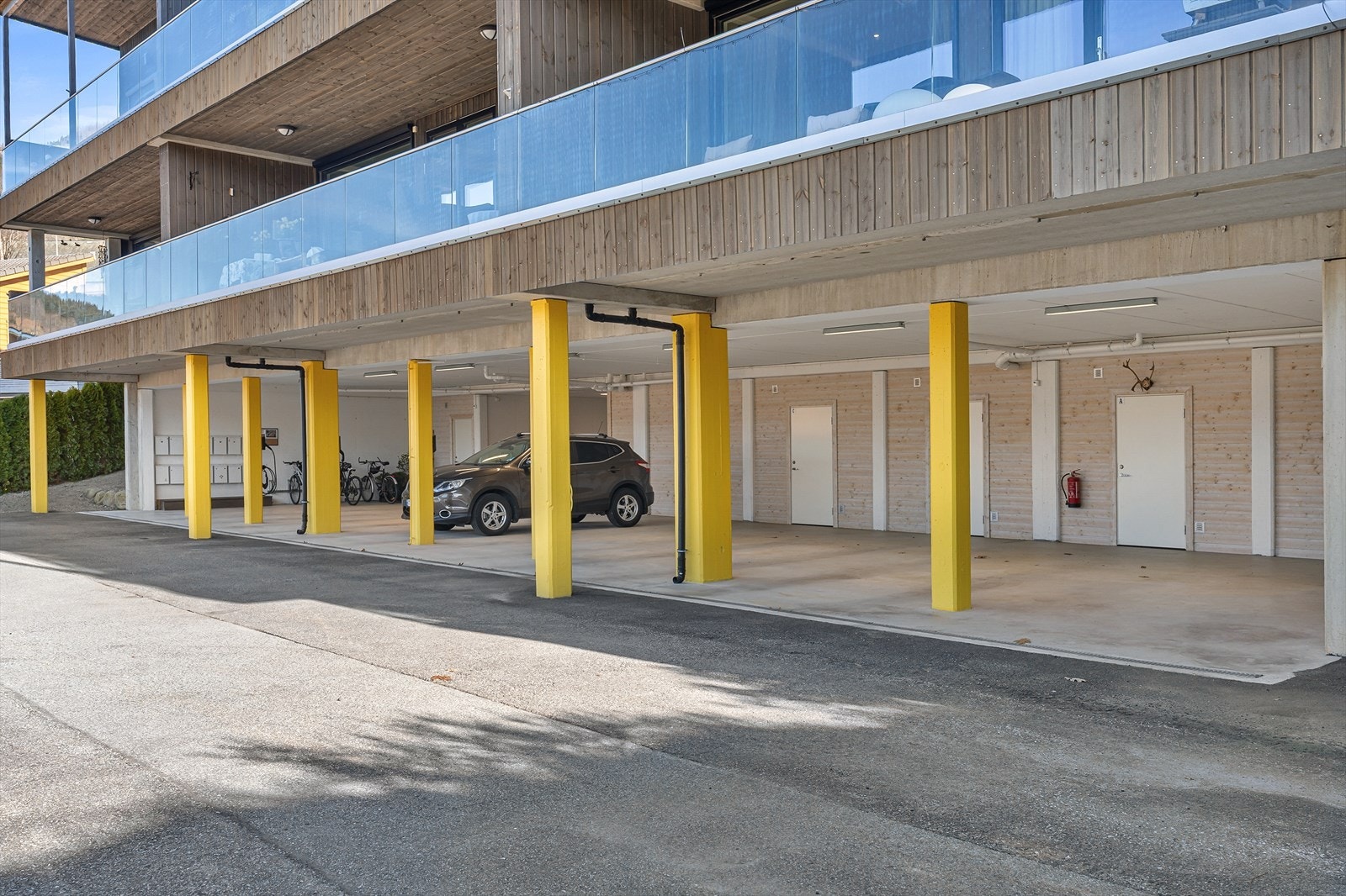 Parkering i egen carport Galleribilde