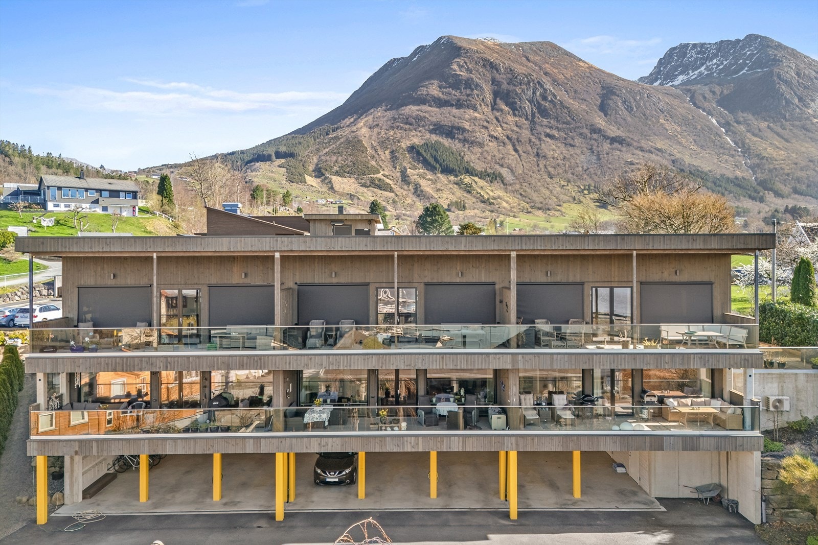 Egen carport med elbil lader, egen bod og heis i underetasjen. Galleribilde