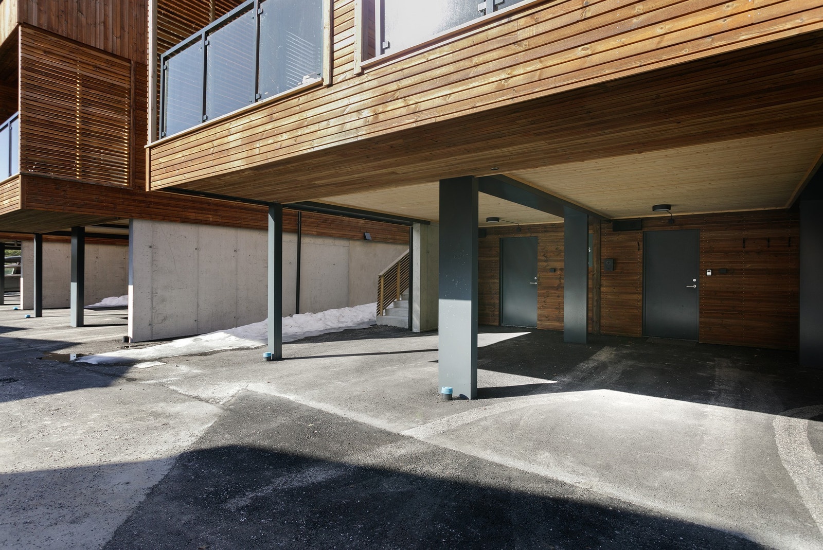 Carport med elbillader Galleribilde