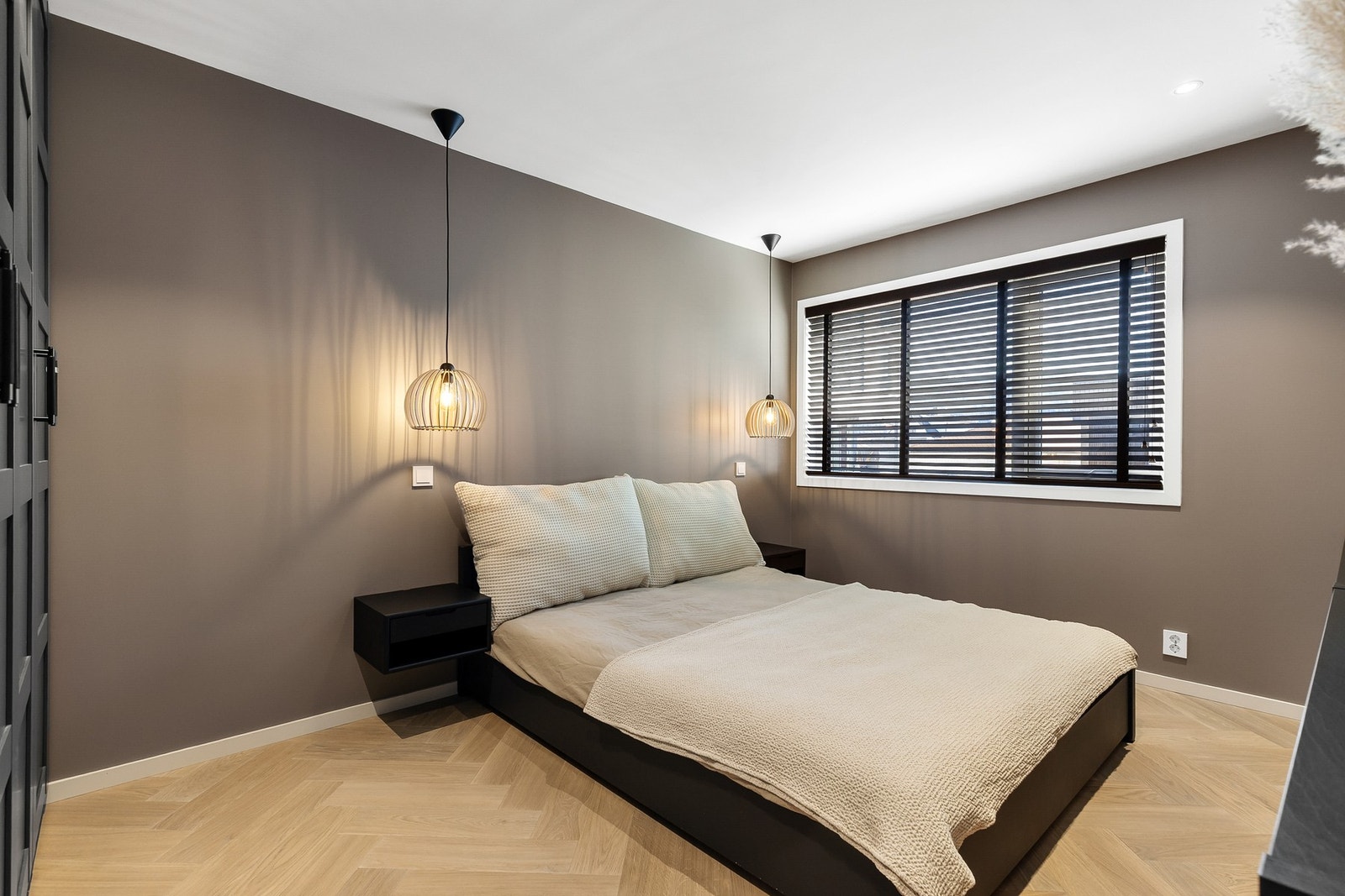 Boligen har totalt tre soverom, alle beliggende i 1. etasje, med parkett på gulv og slette flater på både vegger og himling Galleribilde