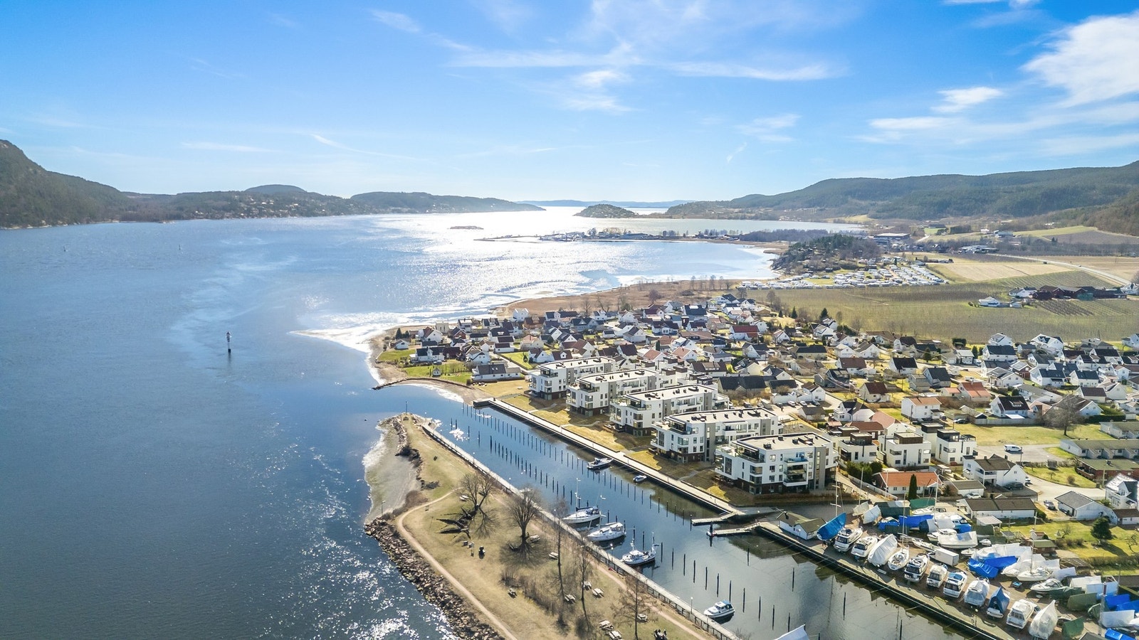 I umiddelbar nærhet er det en nyetablert fjordpromenande med flotte turstier, ny brygge, småbåthavn og badeplass med sandstrand Galleribilde
