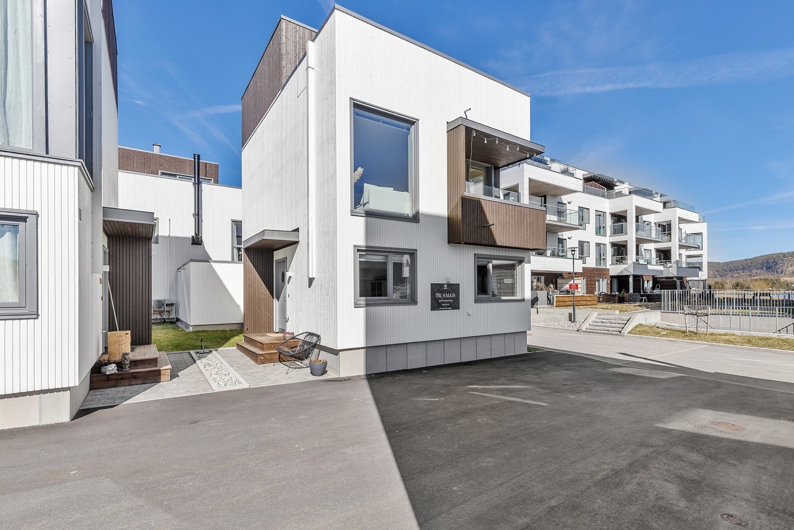 Tomten er pent opparbeidet med asfaltert gårdsplass, belegningsstein på internstier og plenarealer Galleribilde