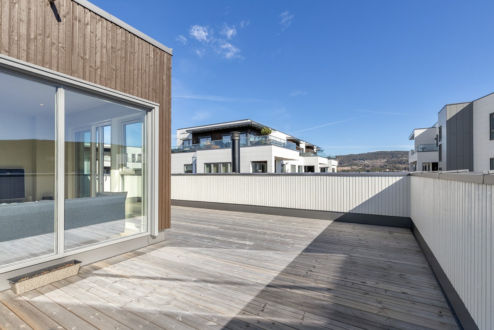 Her er det fin plass til å innrede med ønsket utemøblement, og nyte gode sol- og utsiktsforhold Galleribilde