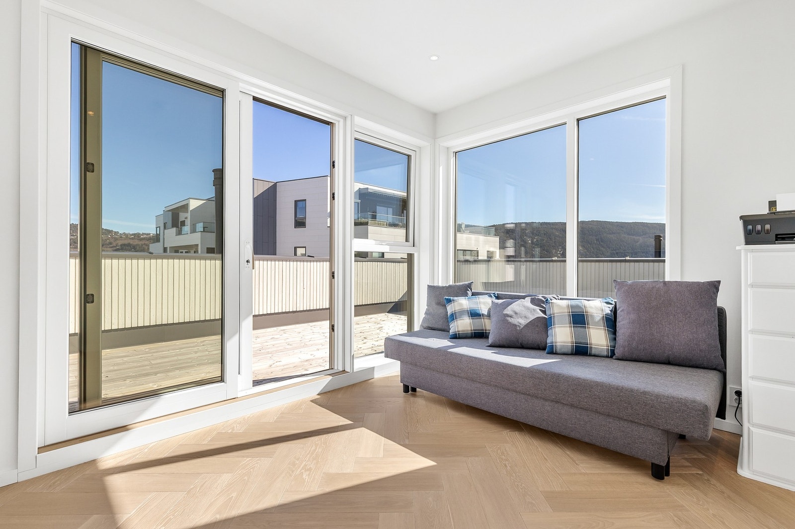 Det er fin plass til sofa og tv-møblement, og rommet har store vindusflater som slipper inn godt med naturlig lys Galleribilde