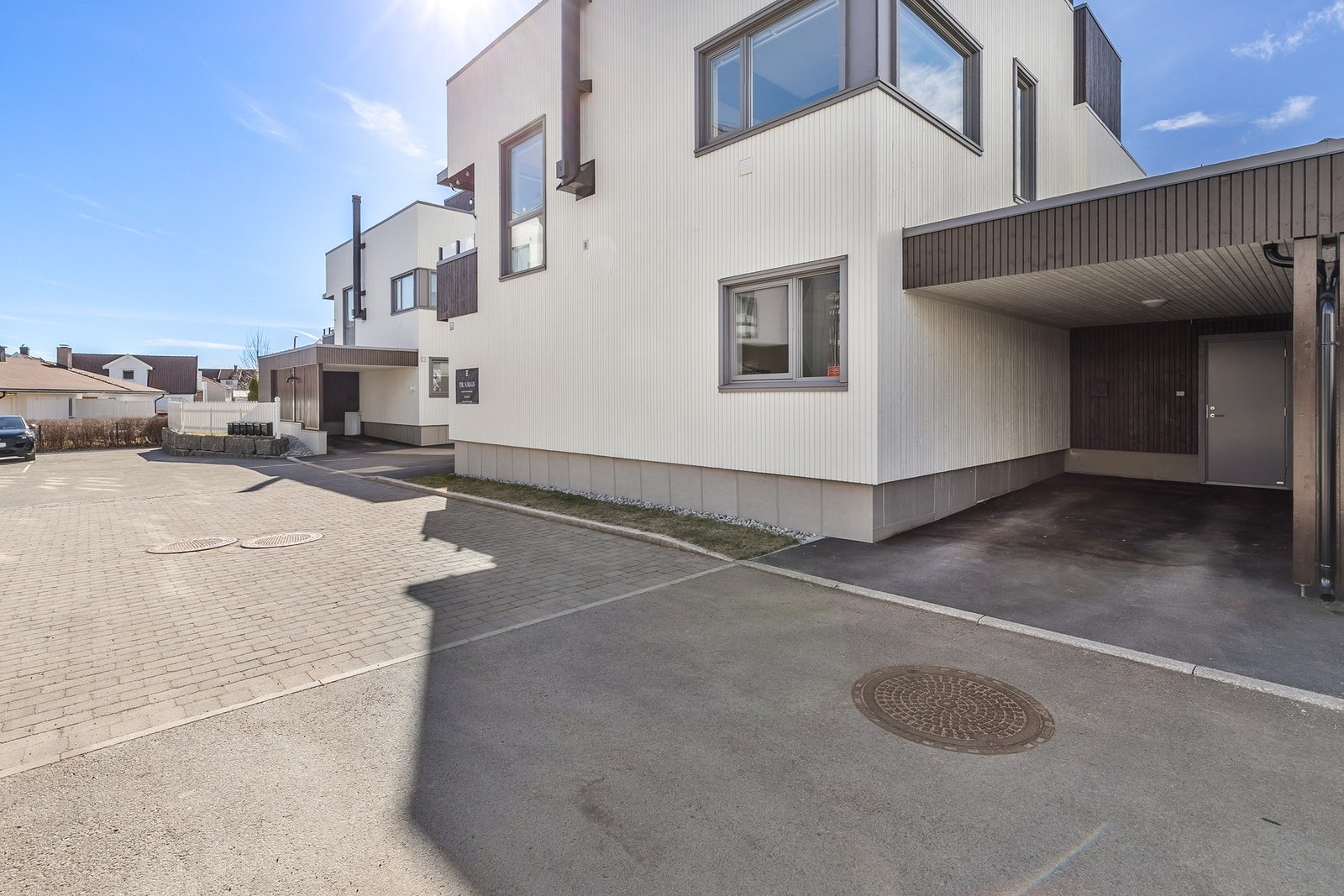 I tilknytning til huset er det en carport på ca. 17 kvm med elbillader Galleribilde