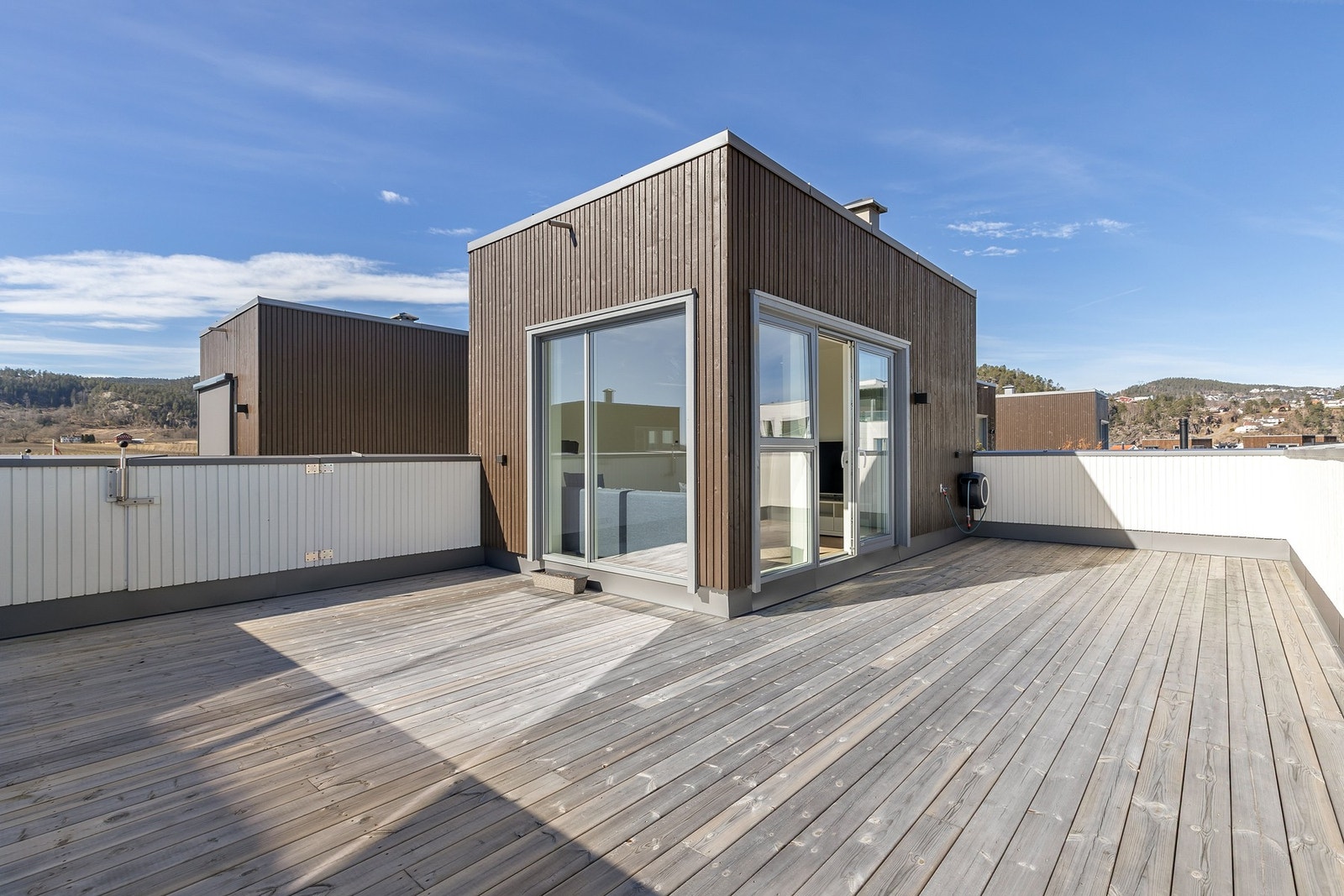 Fra loftsstuen er det utgang til sørøstvendt takterrasse på hele 40 kvm Galleribilde