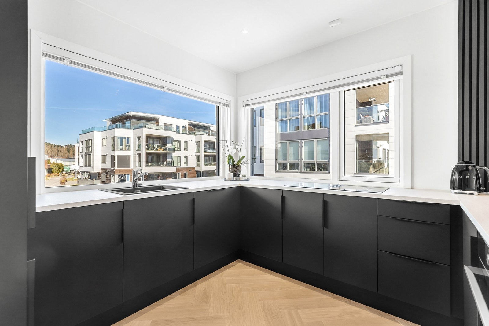 Kjøkkenet er utstyrt med integrert stekeovn, platetopp, oppvaskmaskin og kjøleskap med fryser Galleribilde