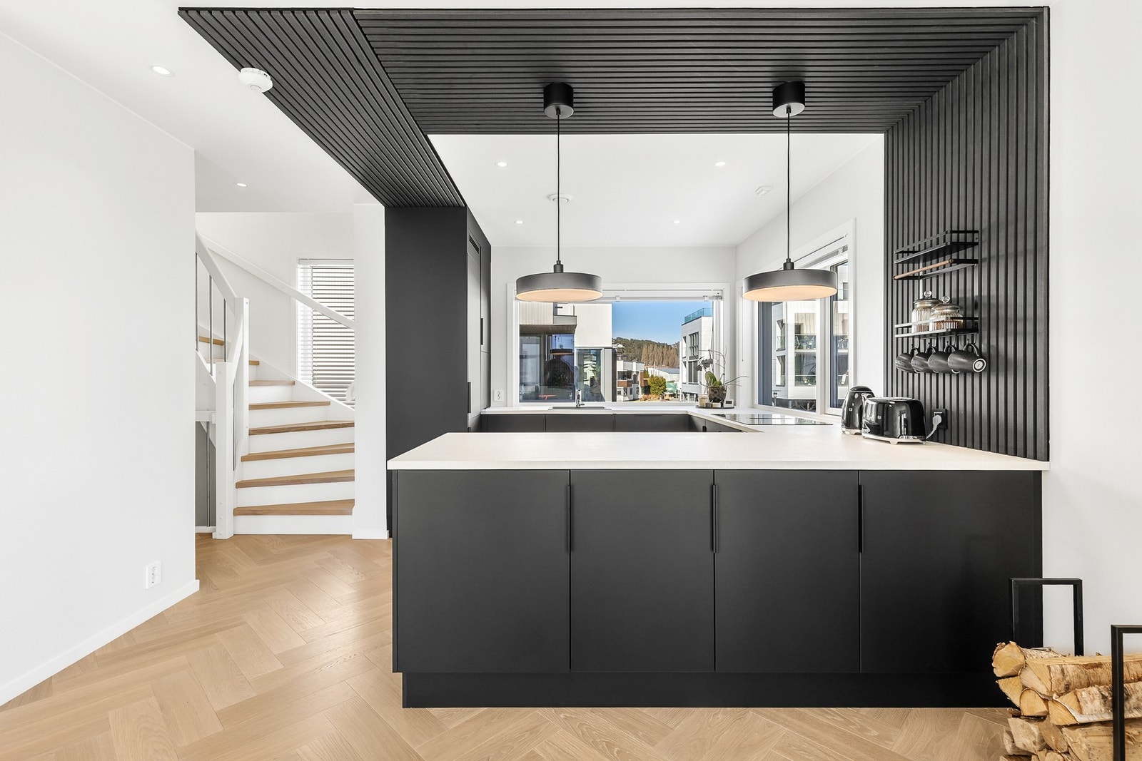 Lekker kjøkkeninnredning med god skap- og benkeplass Galleribilde