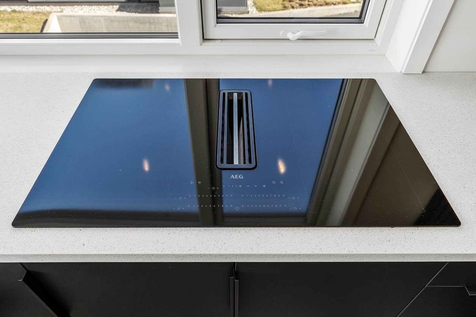 Platetopp med ventilator sparer plass og gir et moderne tilsnitt til kjøkkenet Galleribilde