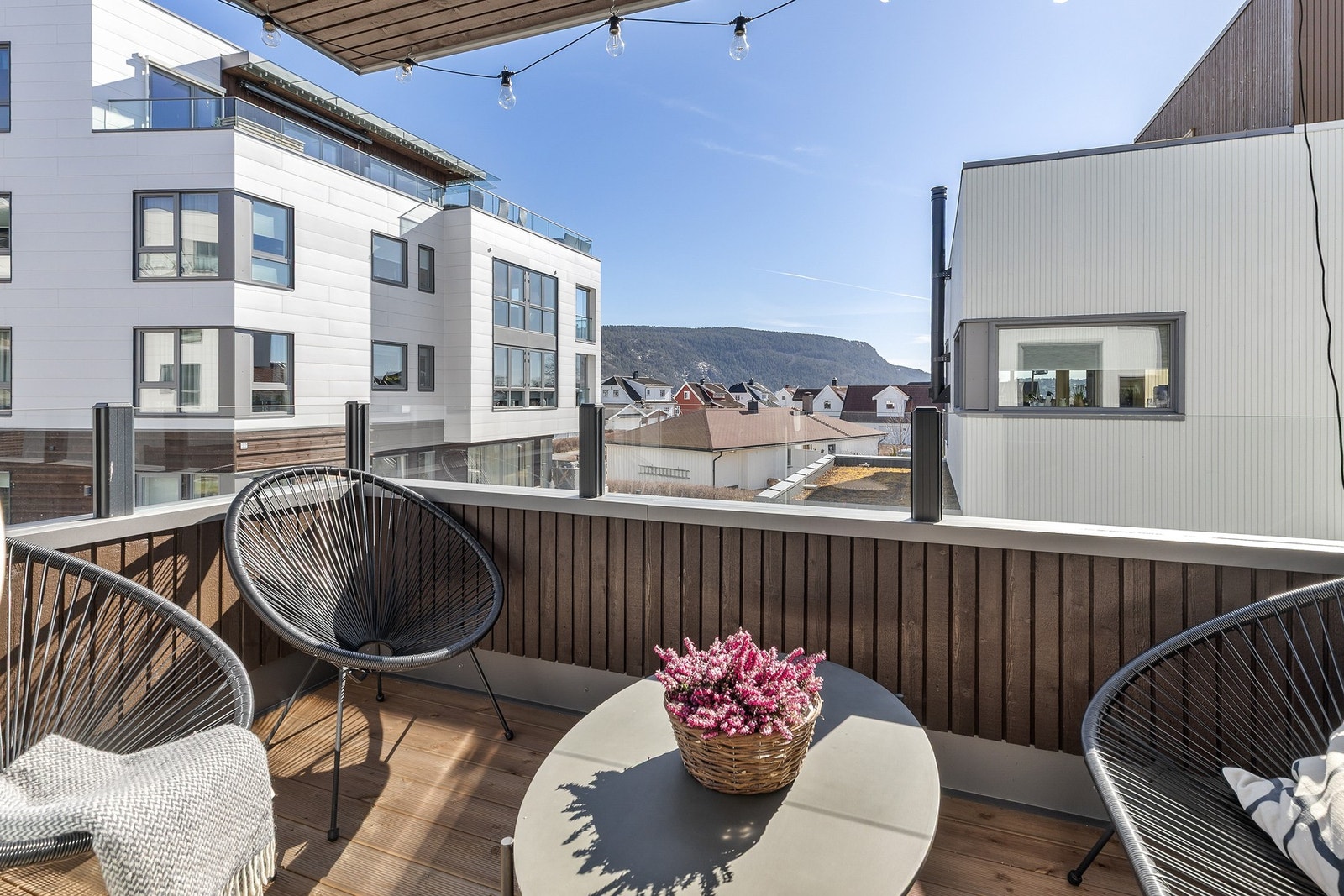 Balkongen er overbygget og har rekkverk av tre, metall og glass Galleribilde